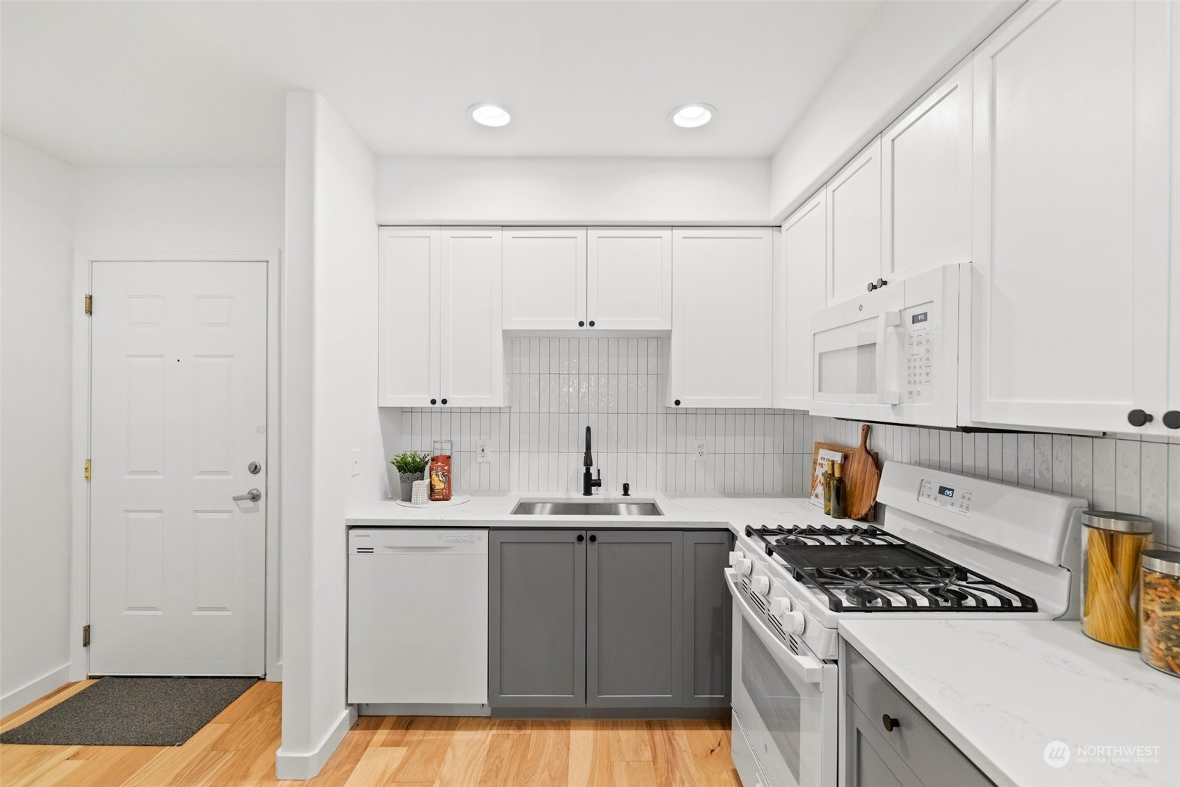 4722 12th Avenue NE Unit: 202