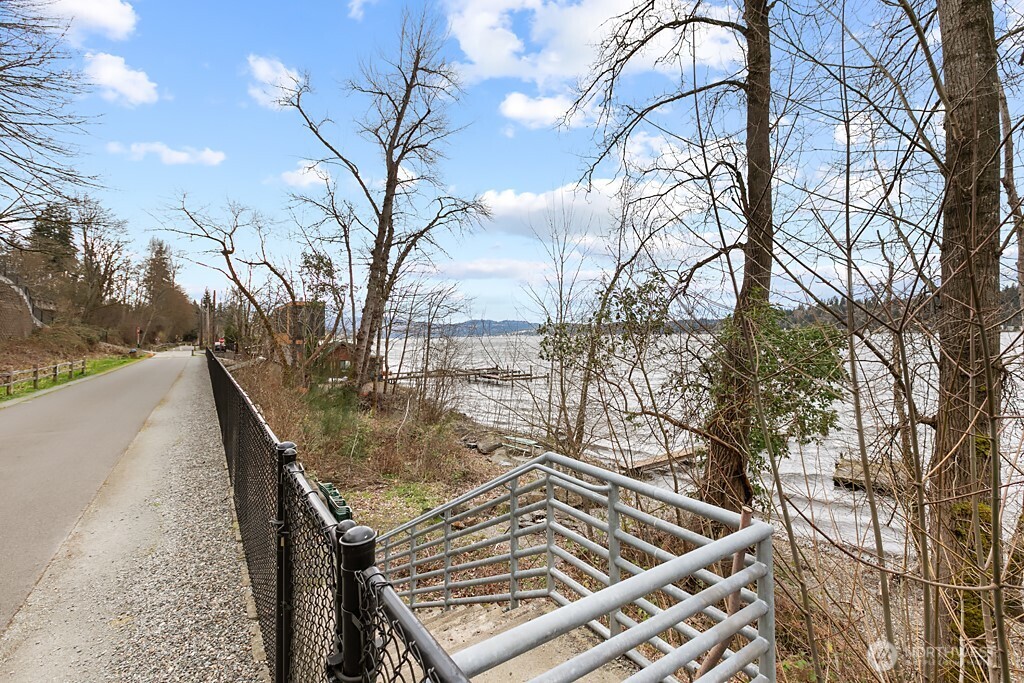 22 XX E Lake Sammamish Parkway NE