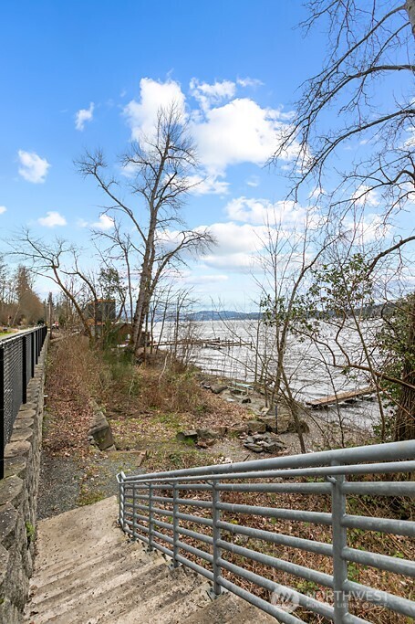 22 XX E Lake Sammamish Parkway NE
