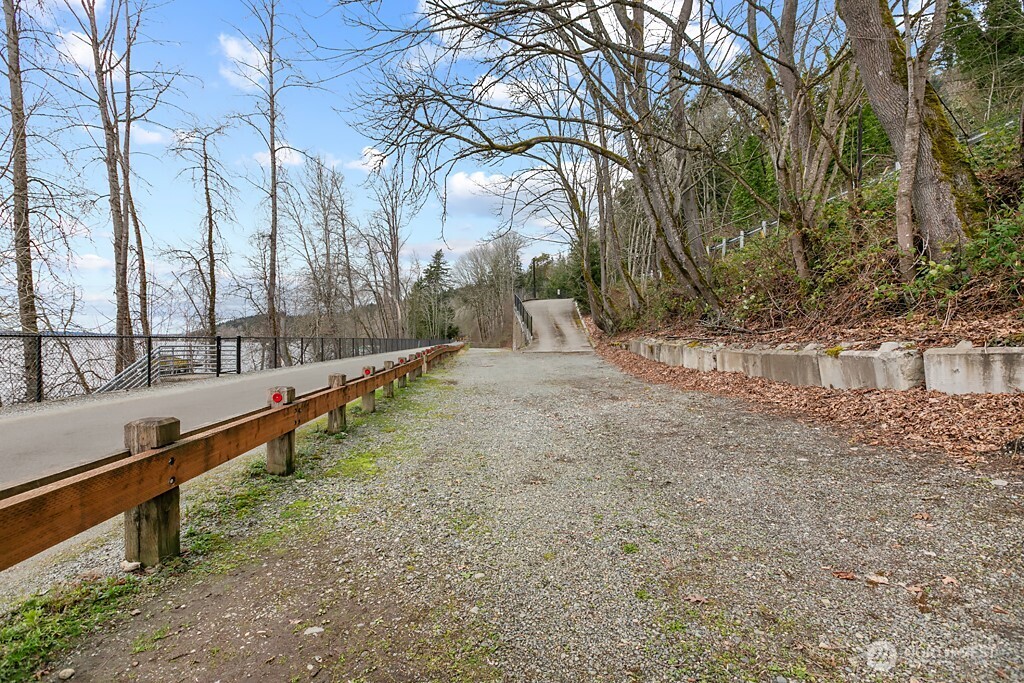 22 XX E Lake Sammamish Parkway NE