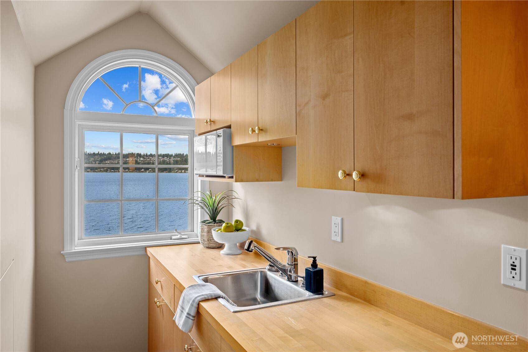 649 E Lake Sammamish Parkway SE