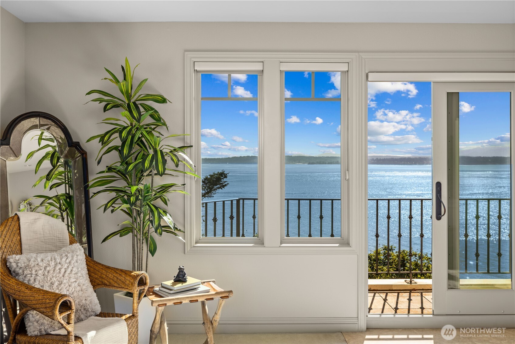 2555 Magnolia Boulevard W