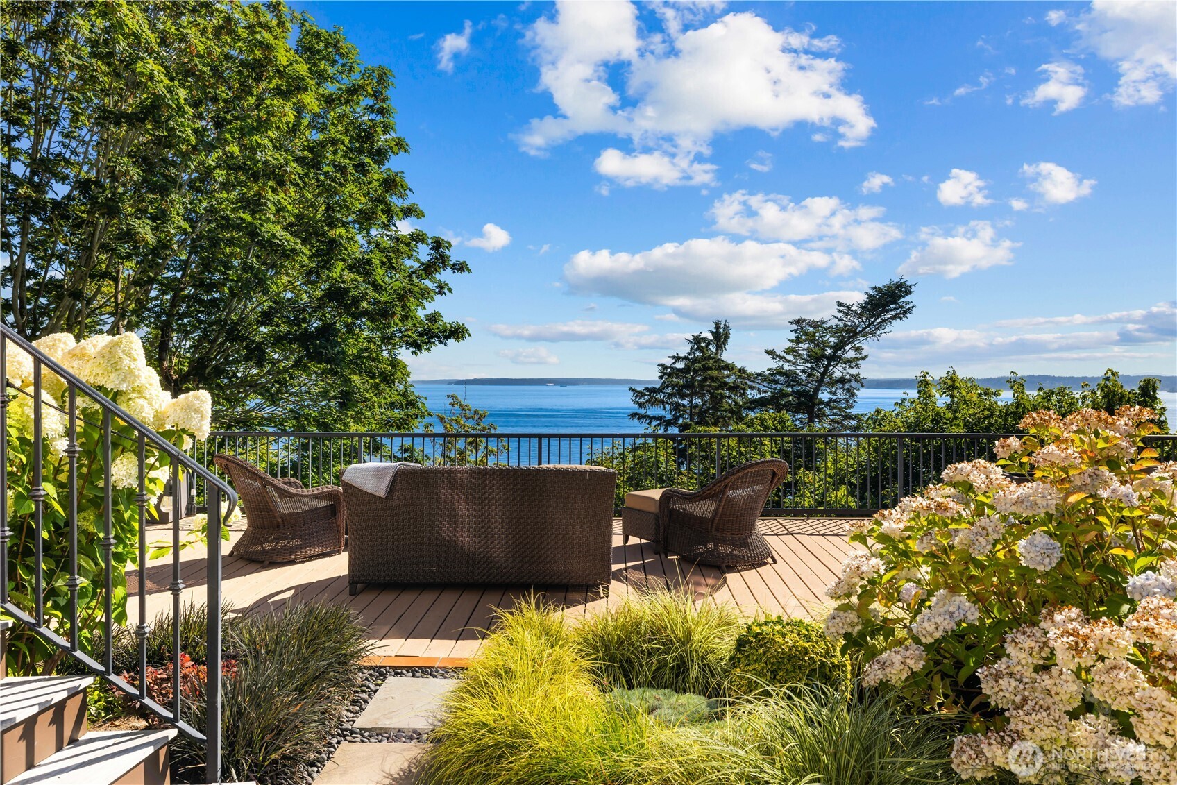 2555 Magnolia Boulevard W