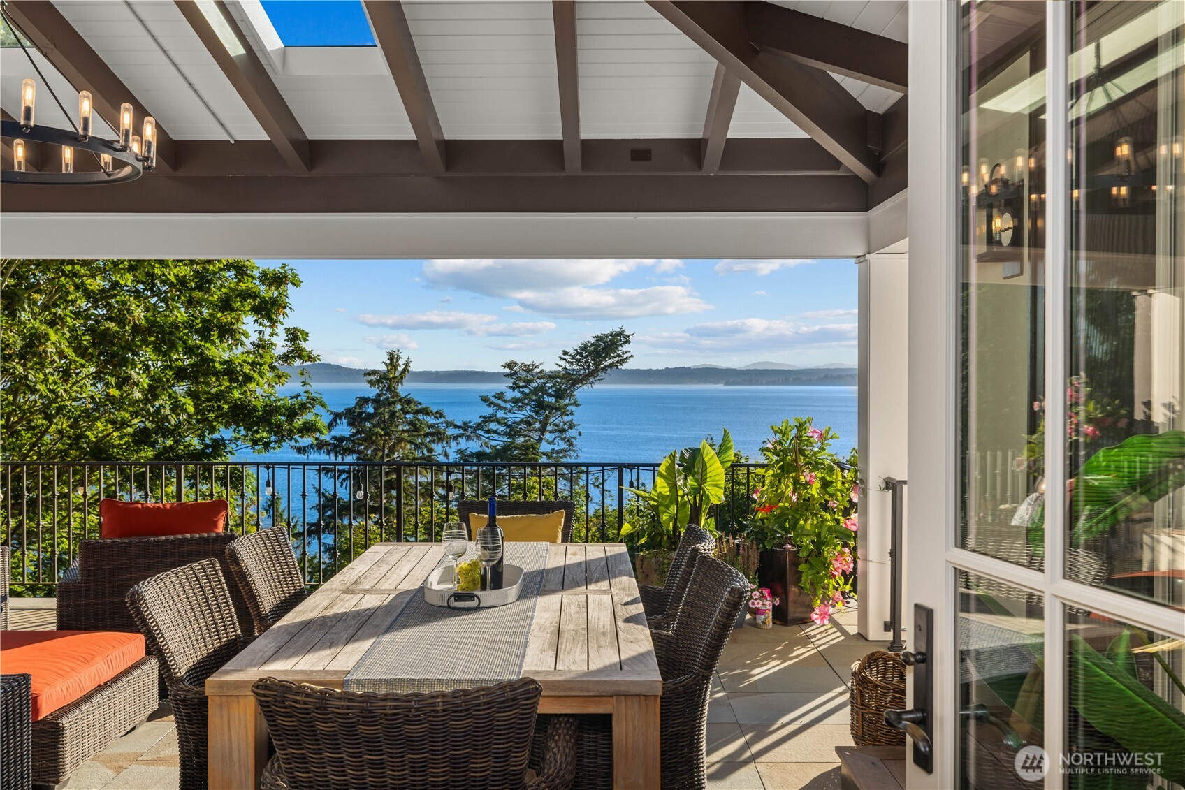 2555 Magnolia Boulevard W