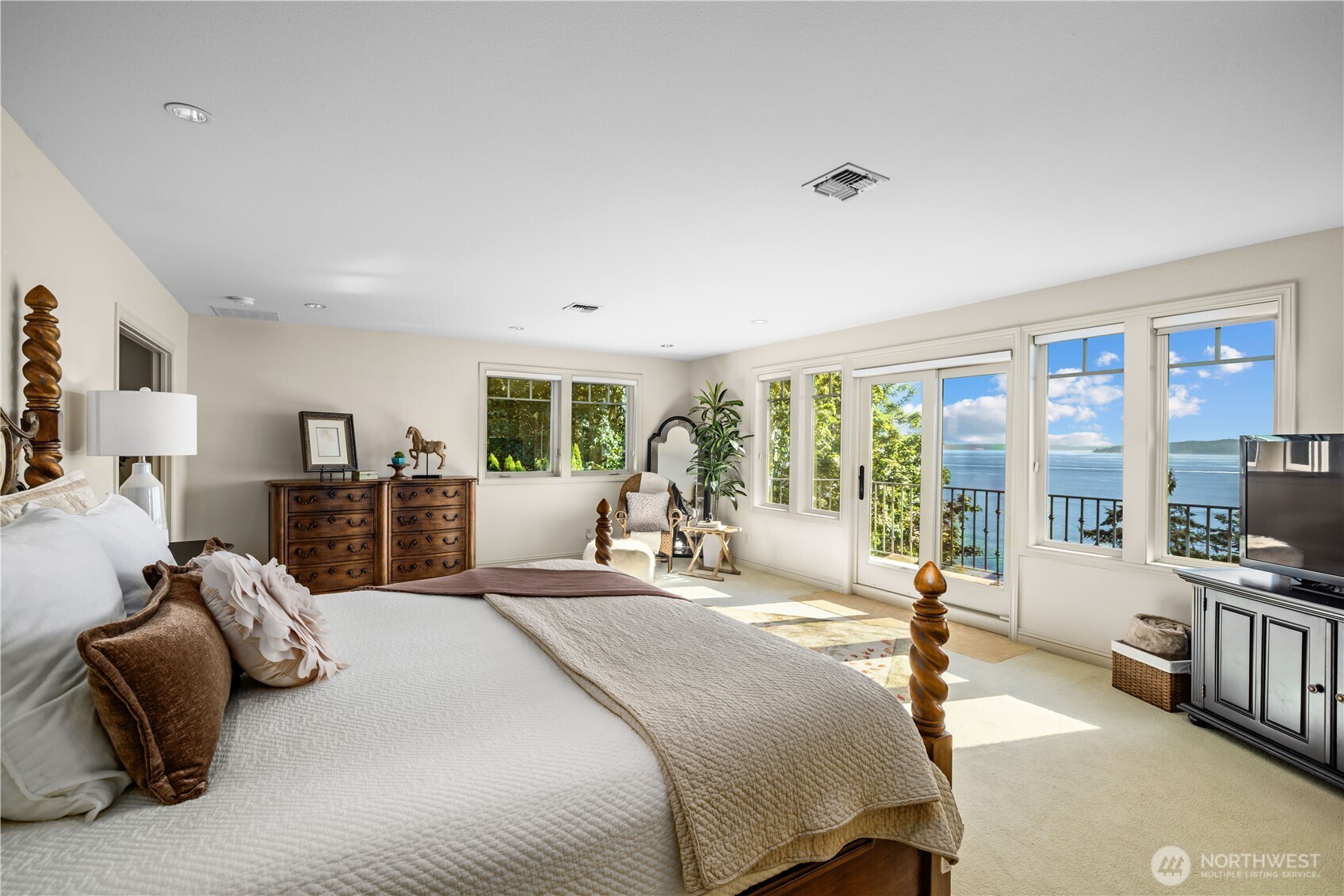 2555 Magnolia Boulevard W