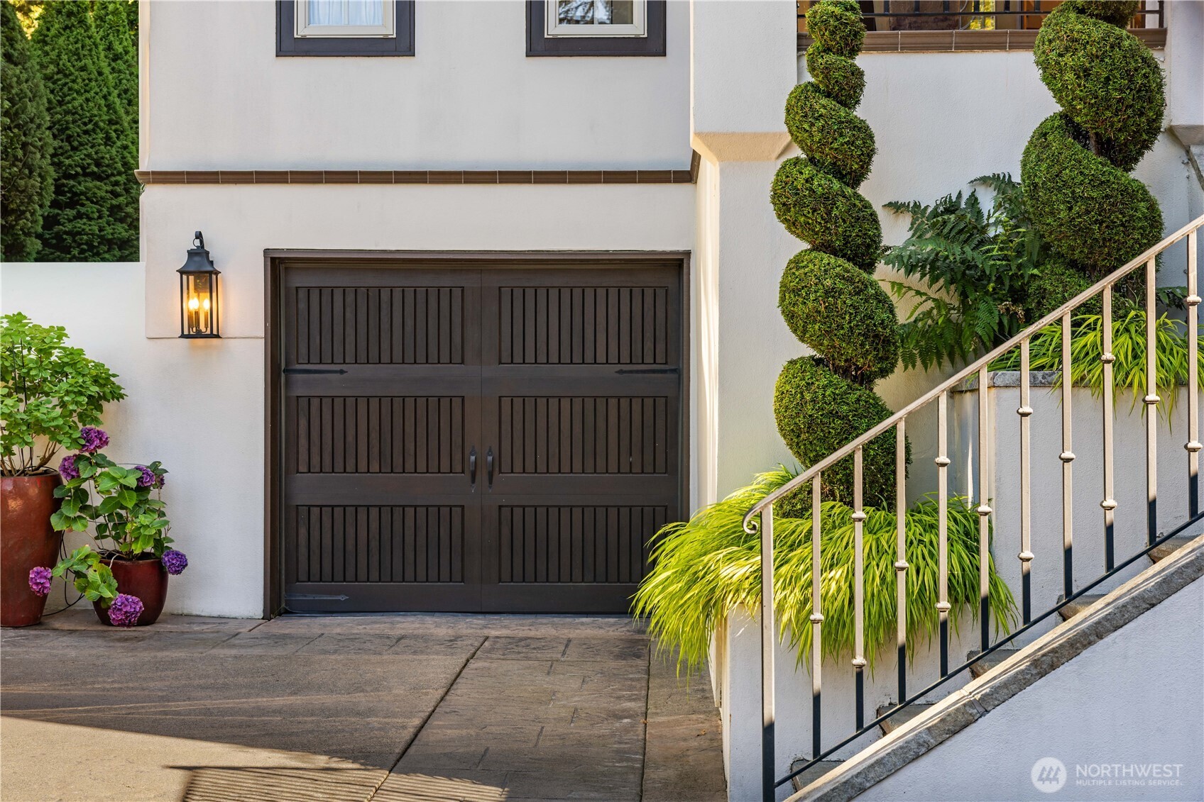 2555 Magnolia Boulevard W