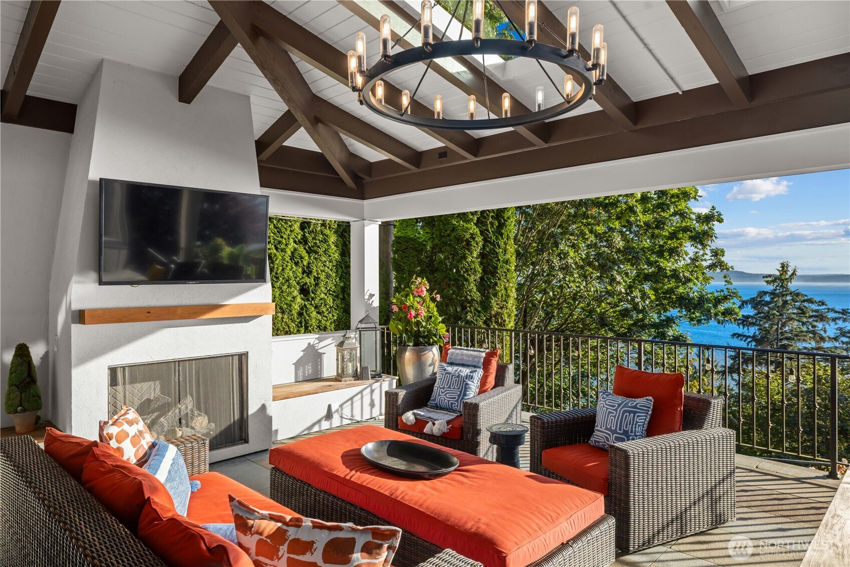 2555 Magnolia Boulevard W