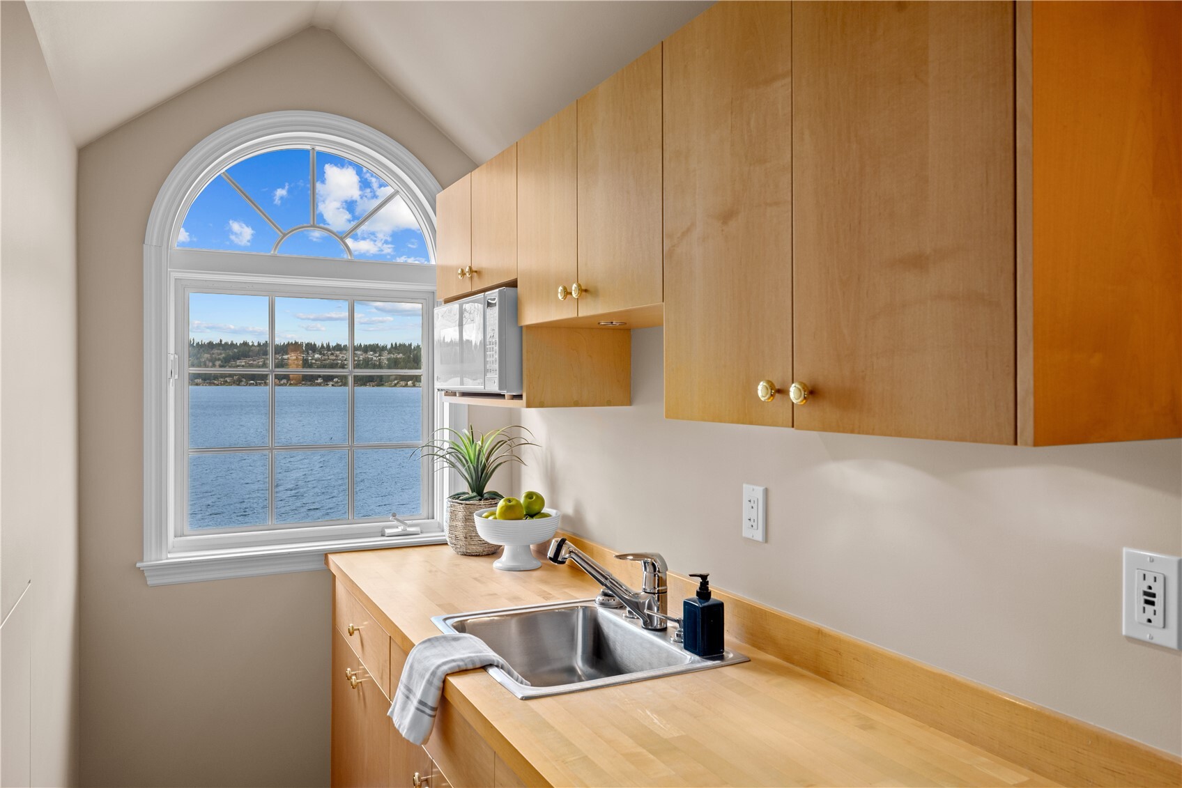 649 E Lake Sammamish Parkway SE