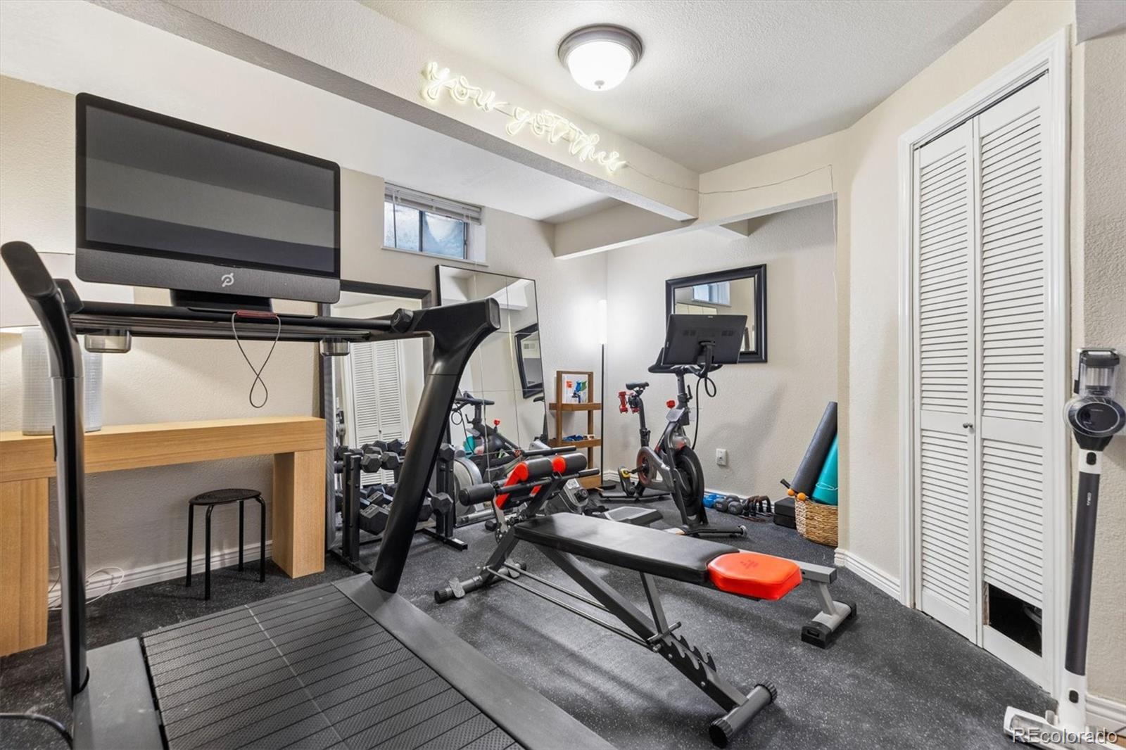 805 W Peakview Circle