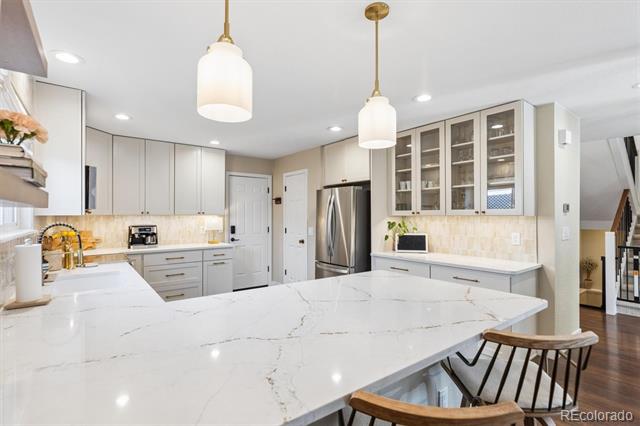805 W Peakview Circle