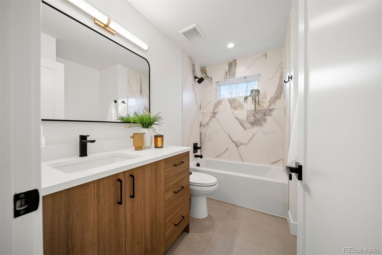 2452 S Cherokee Street