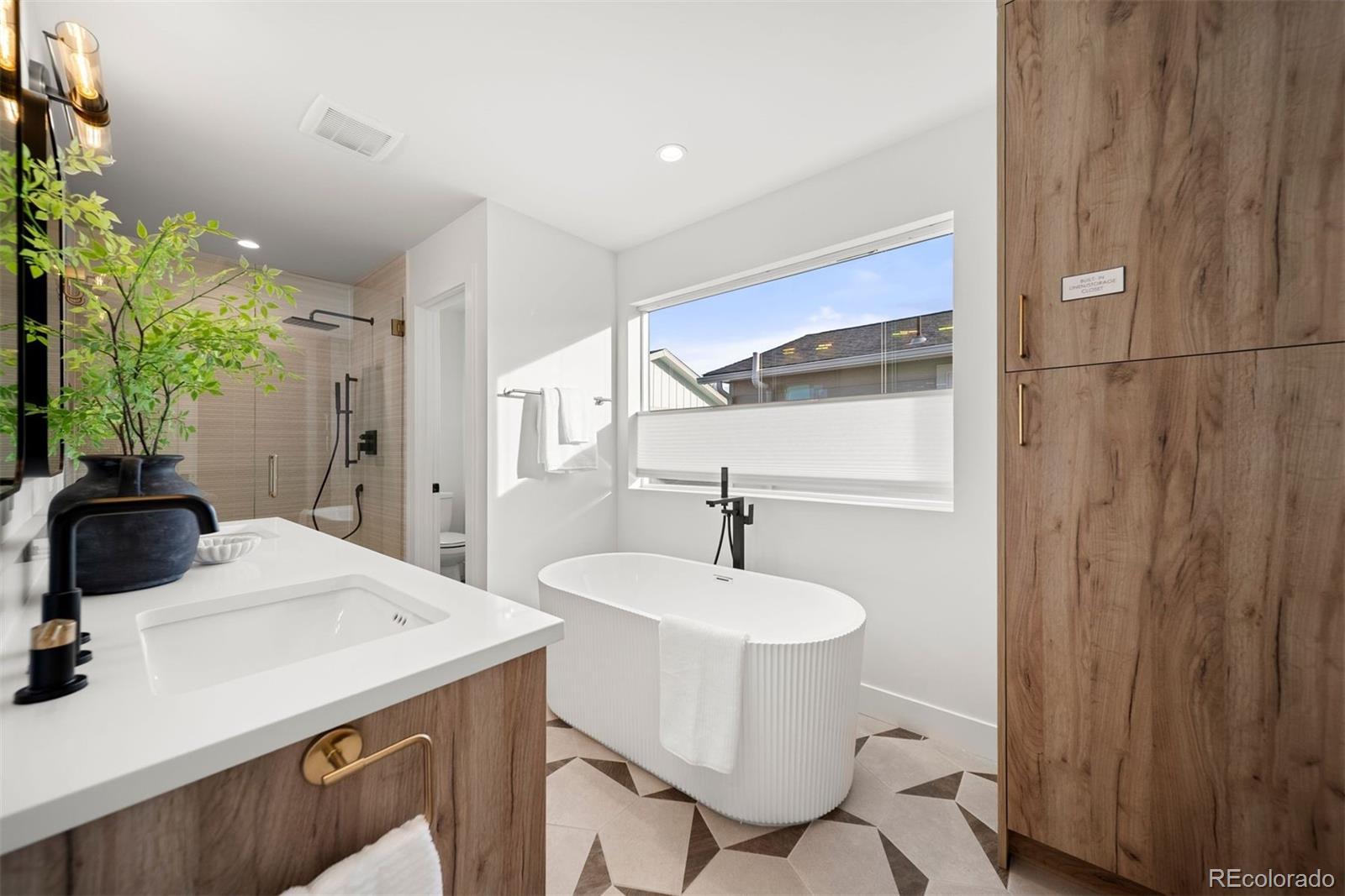 2452 S Cherokee Street