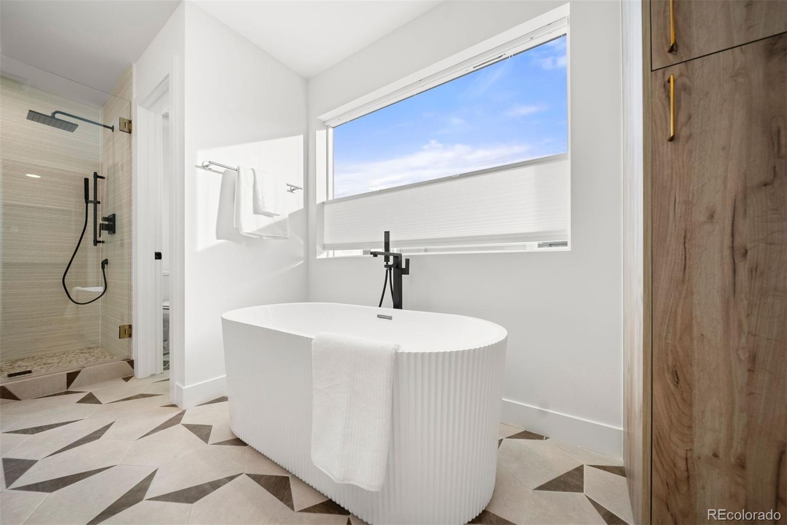 2452 S Cherokee Street