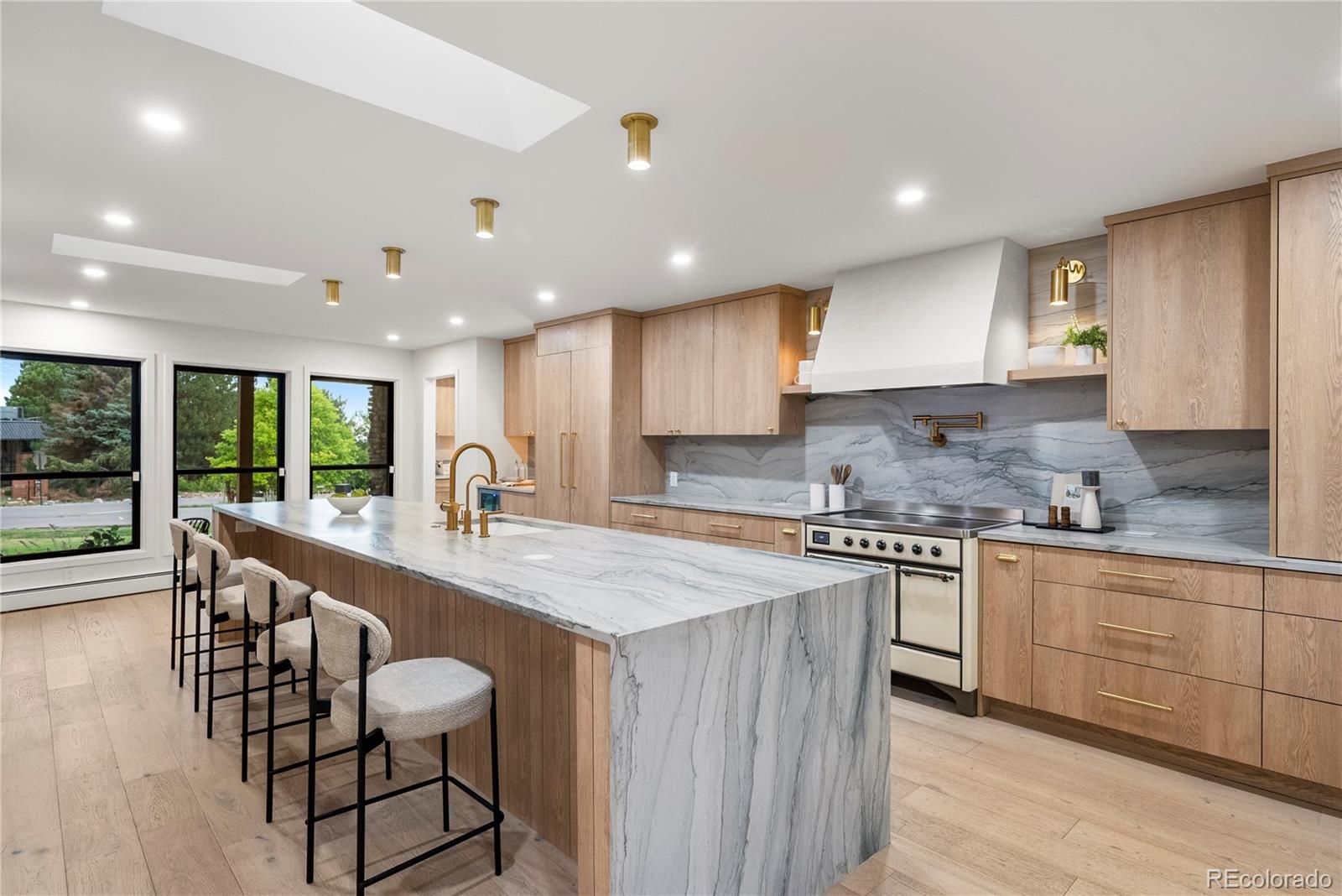 5618 S Newport Street