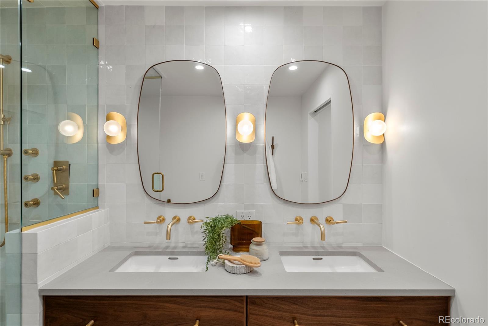 5618 S Newport Street