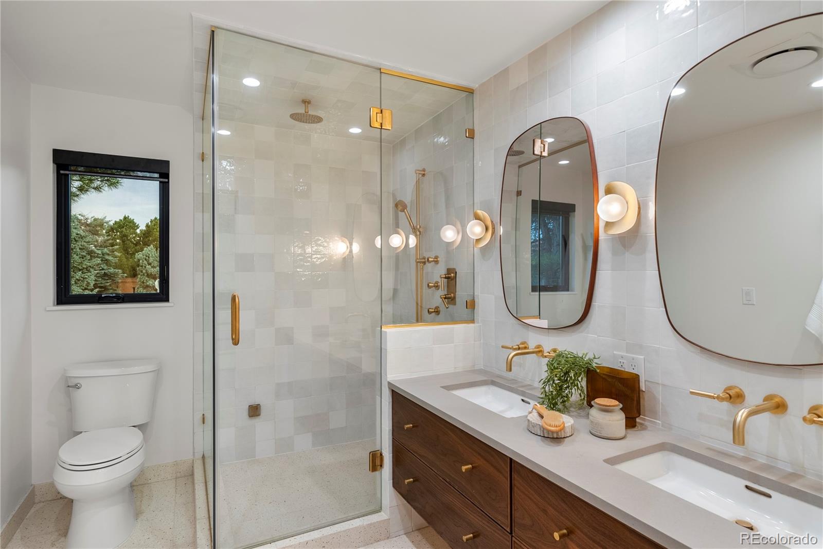 5618 S Newport Street