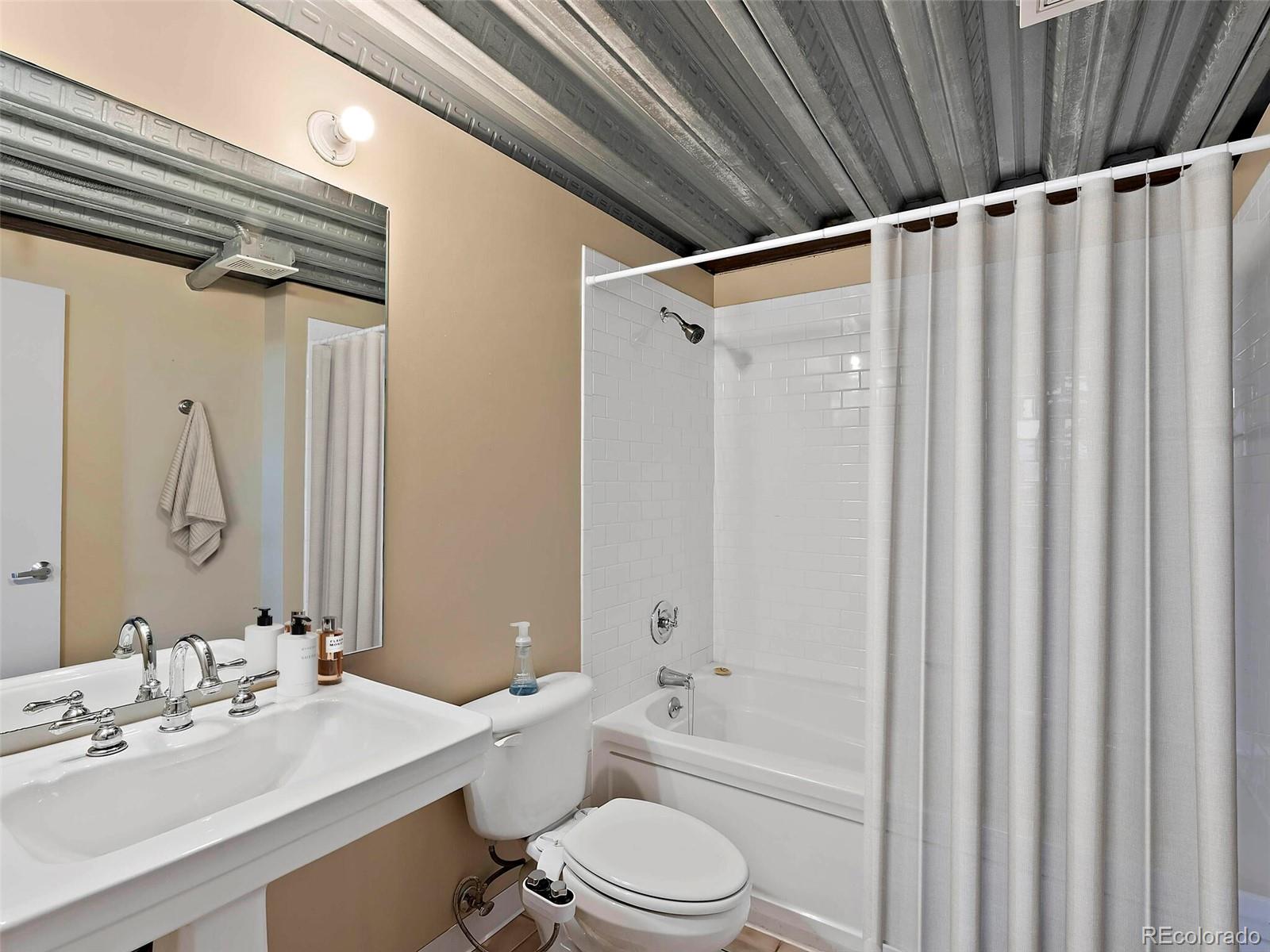 1111 Osage Street Unit: 23