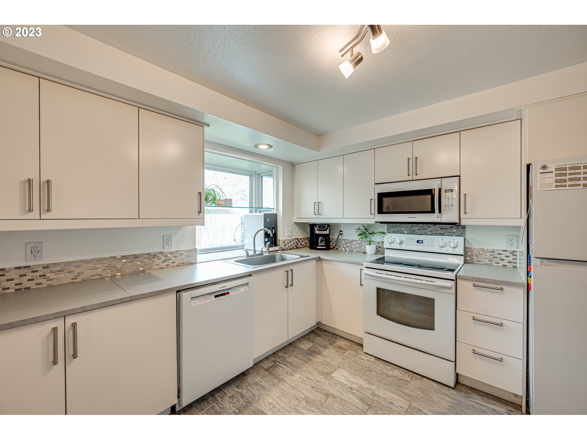 8504 NW GREENBRIAR DR