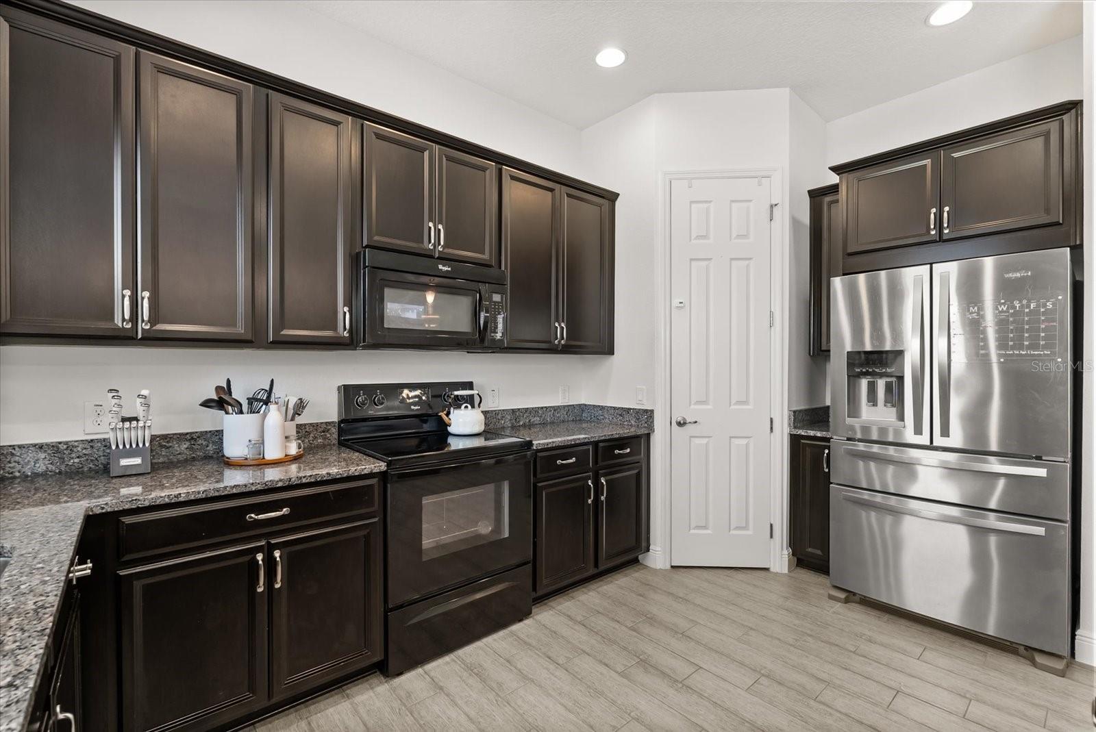 1076 AVILA LN