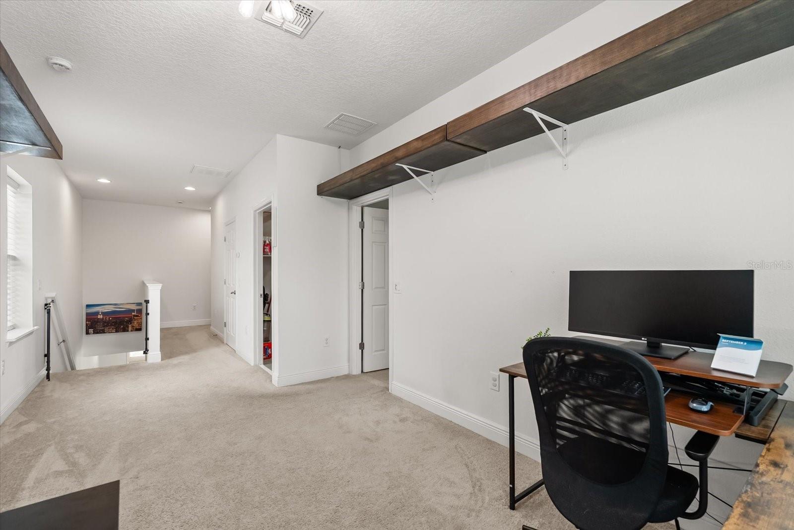 1076 AVILA LN