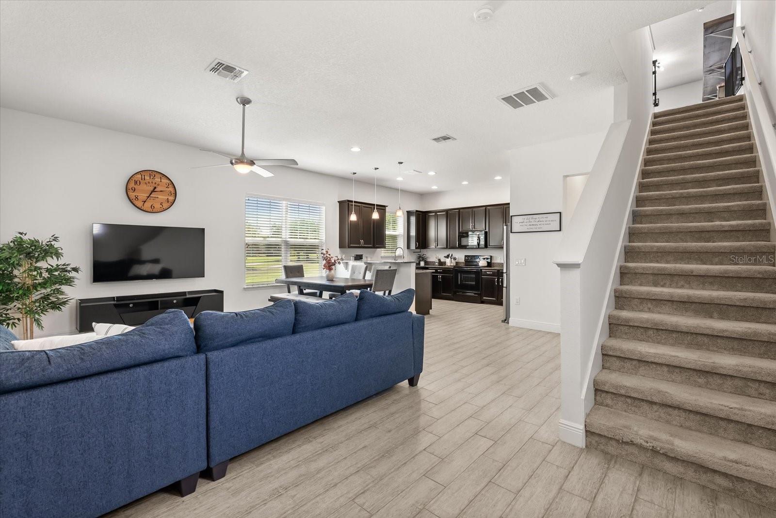 1076 AVILA LN