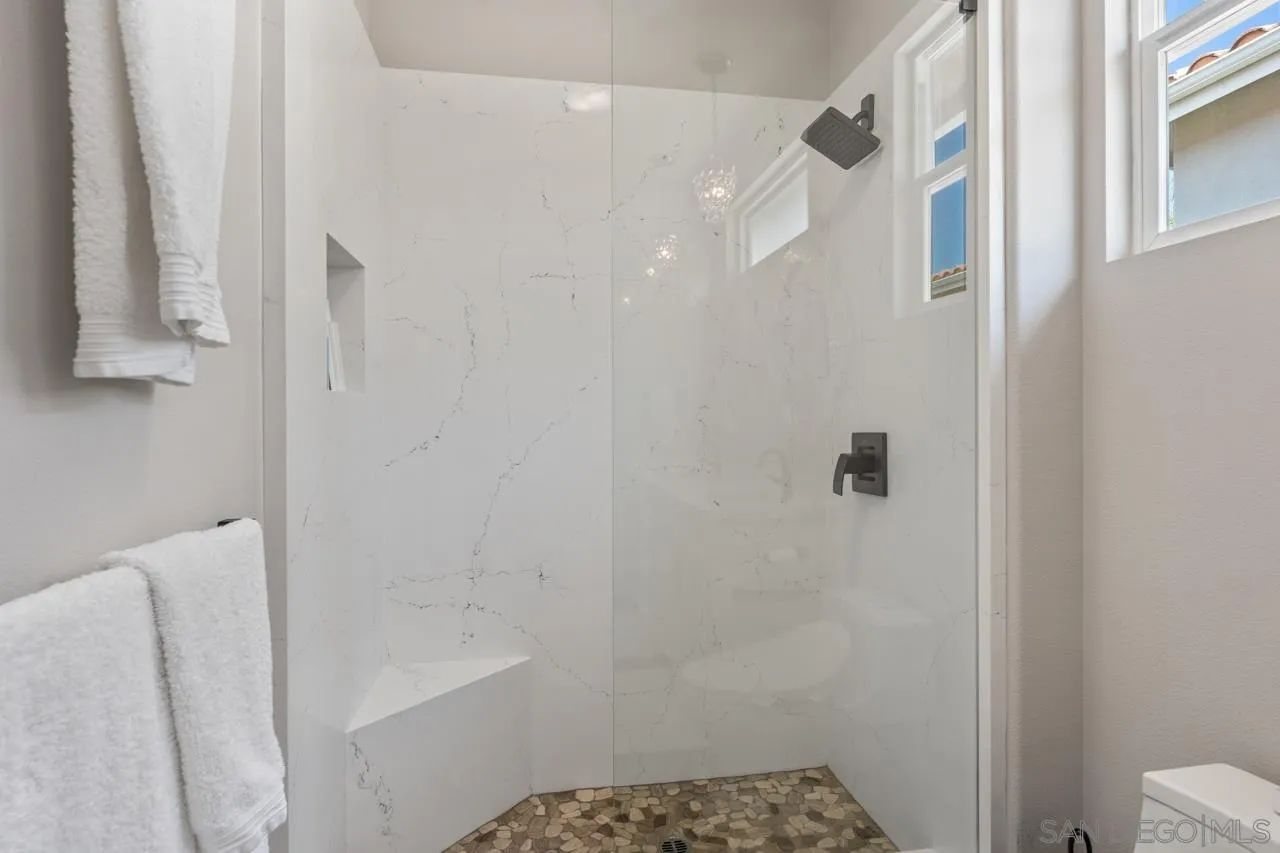 635 Robinson Av 635 Robinson Ave
