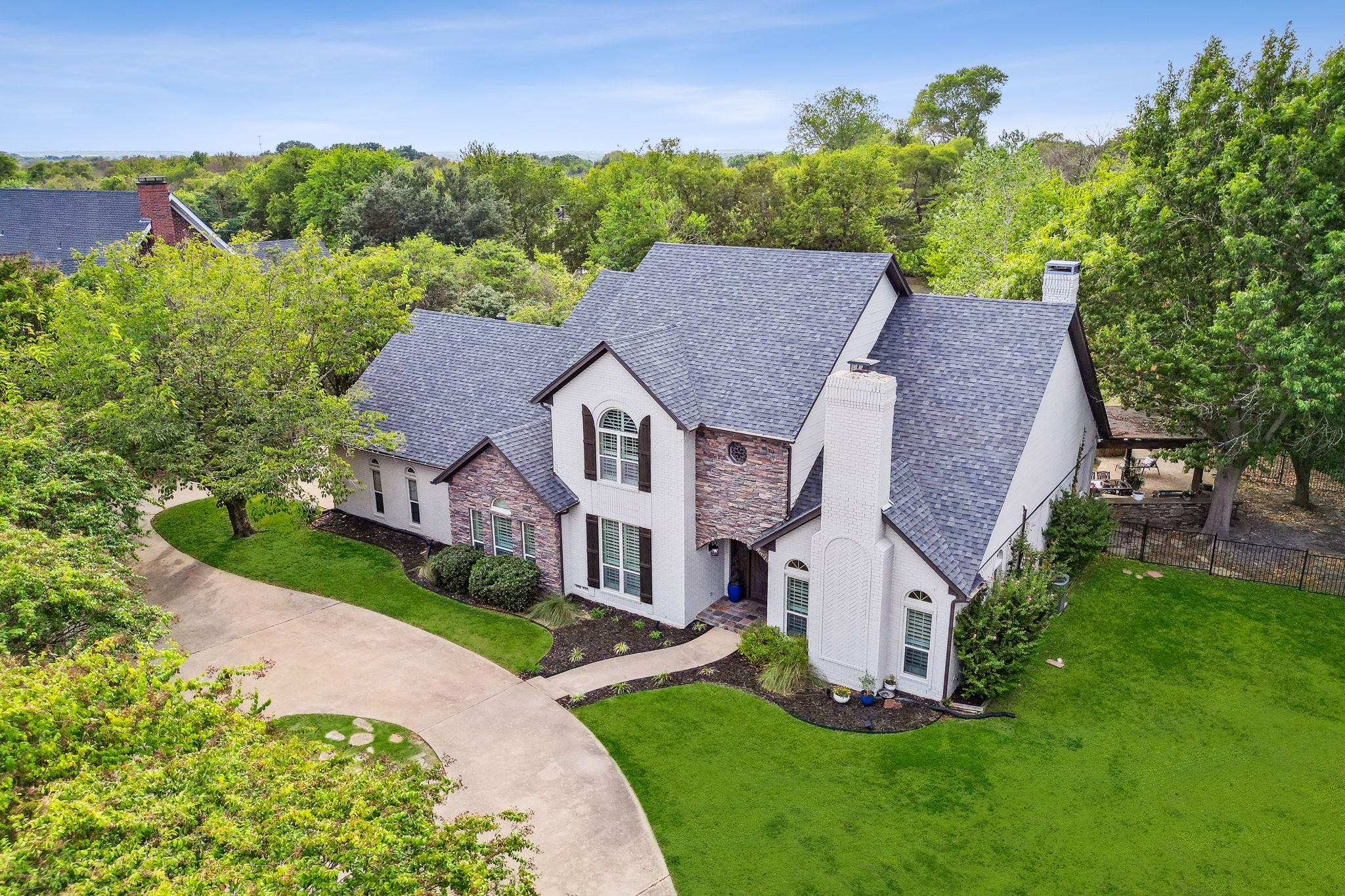 16 Meadowcreek Drive
