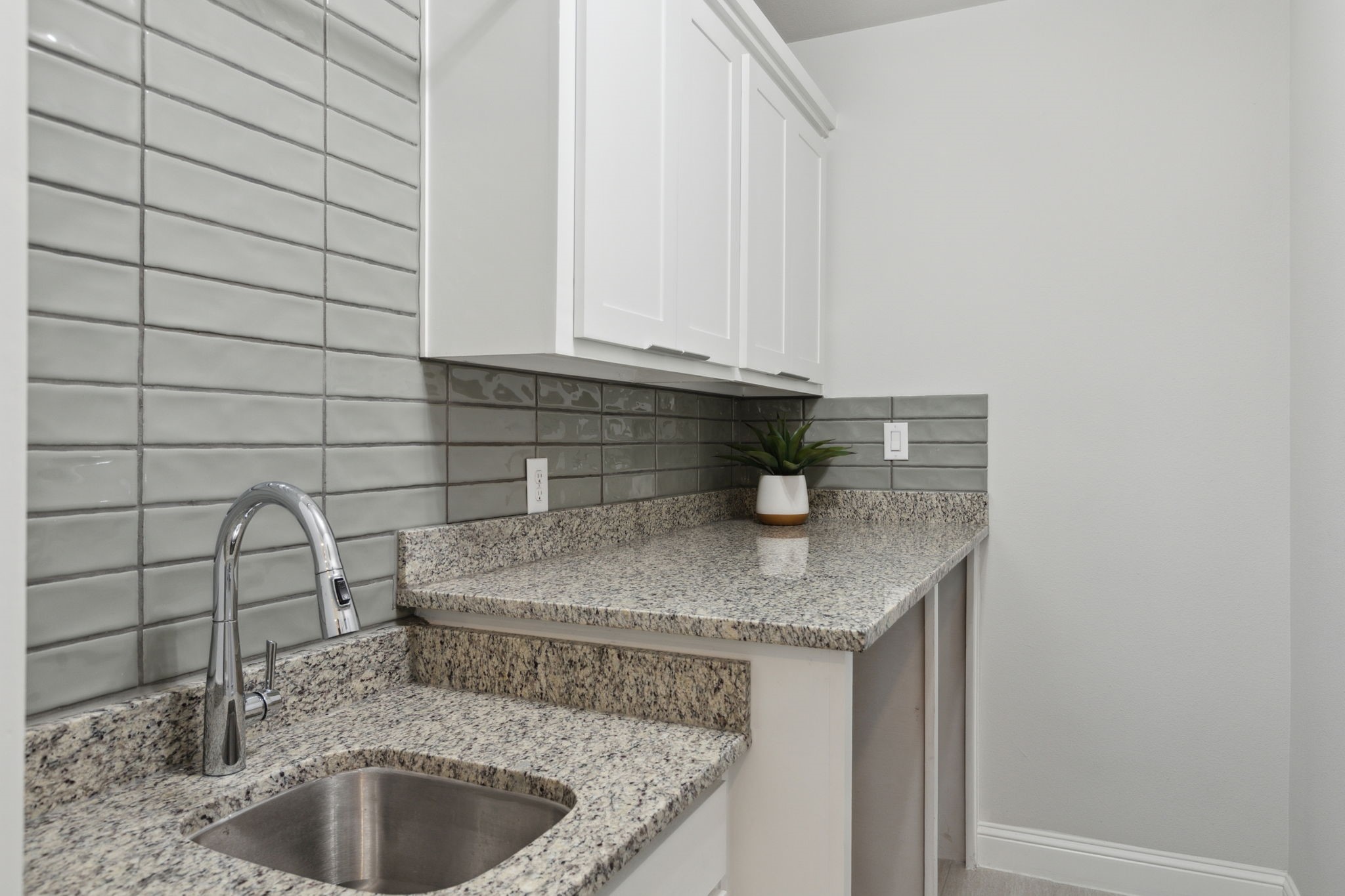 1609 Colonnade Court