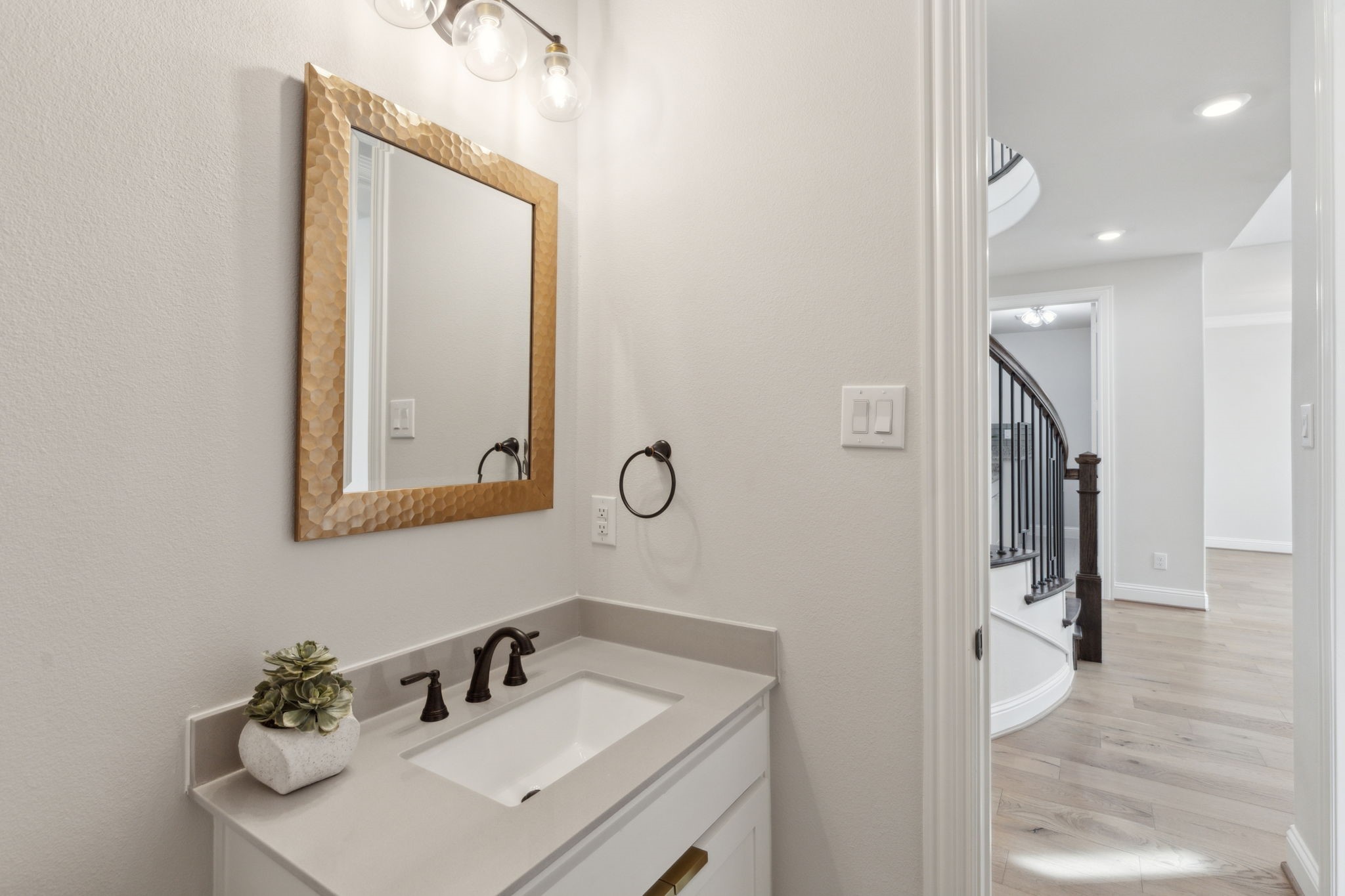 1609 Colonnade Court