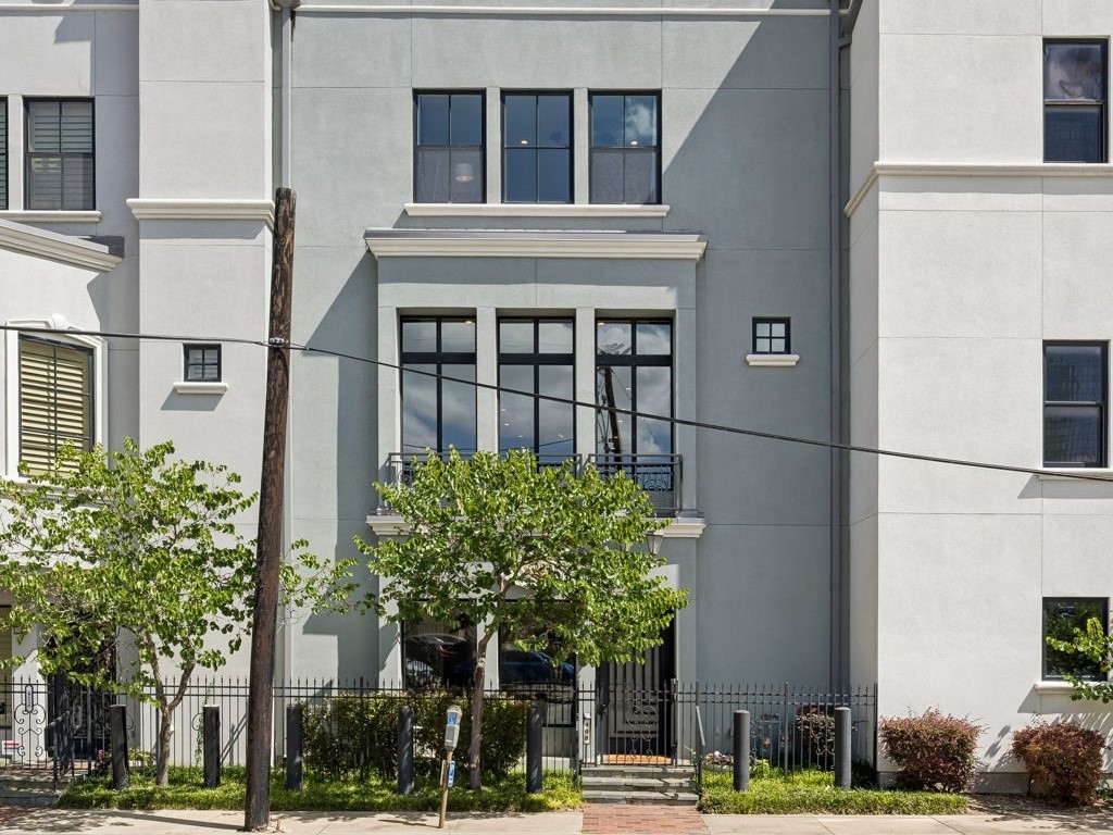 408 E 6th Street