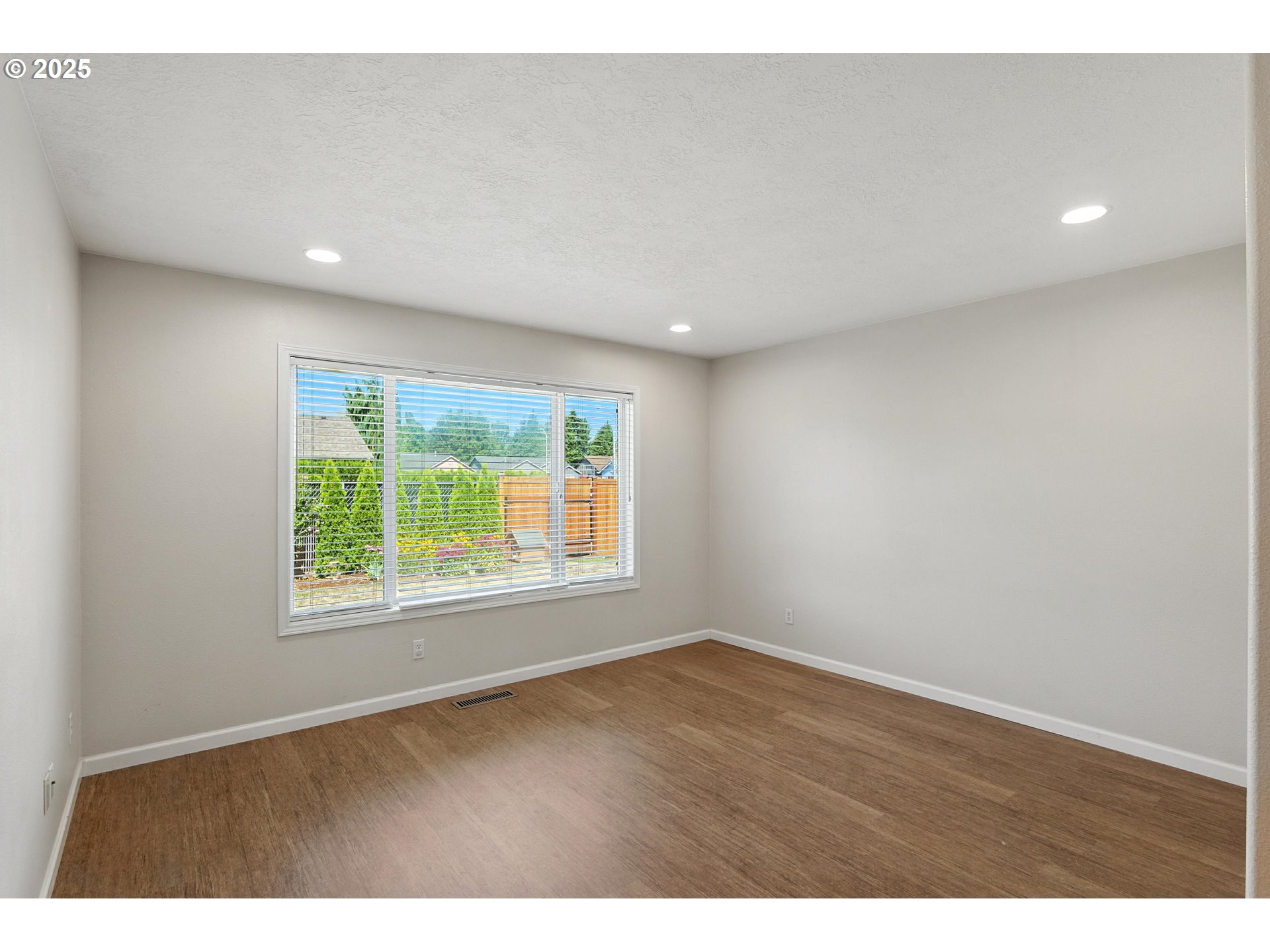 7933 KATHERINE ST NE