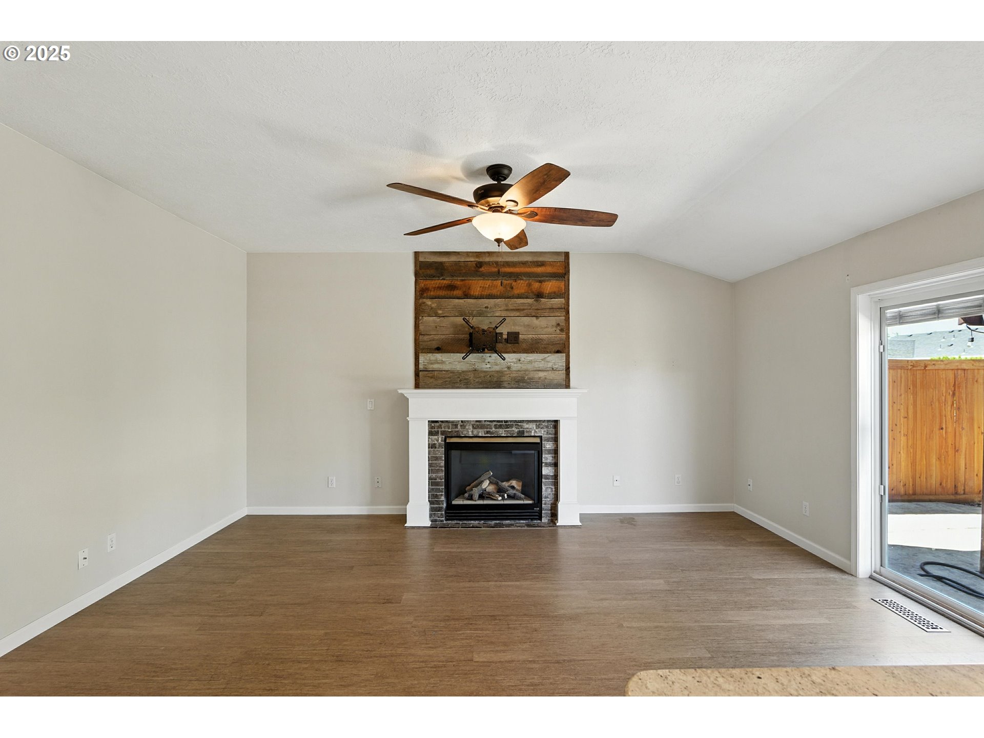 7933 KATHERINE ST NE