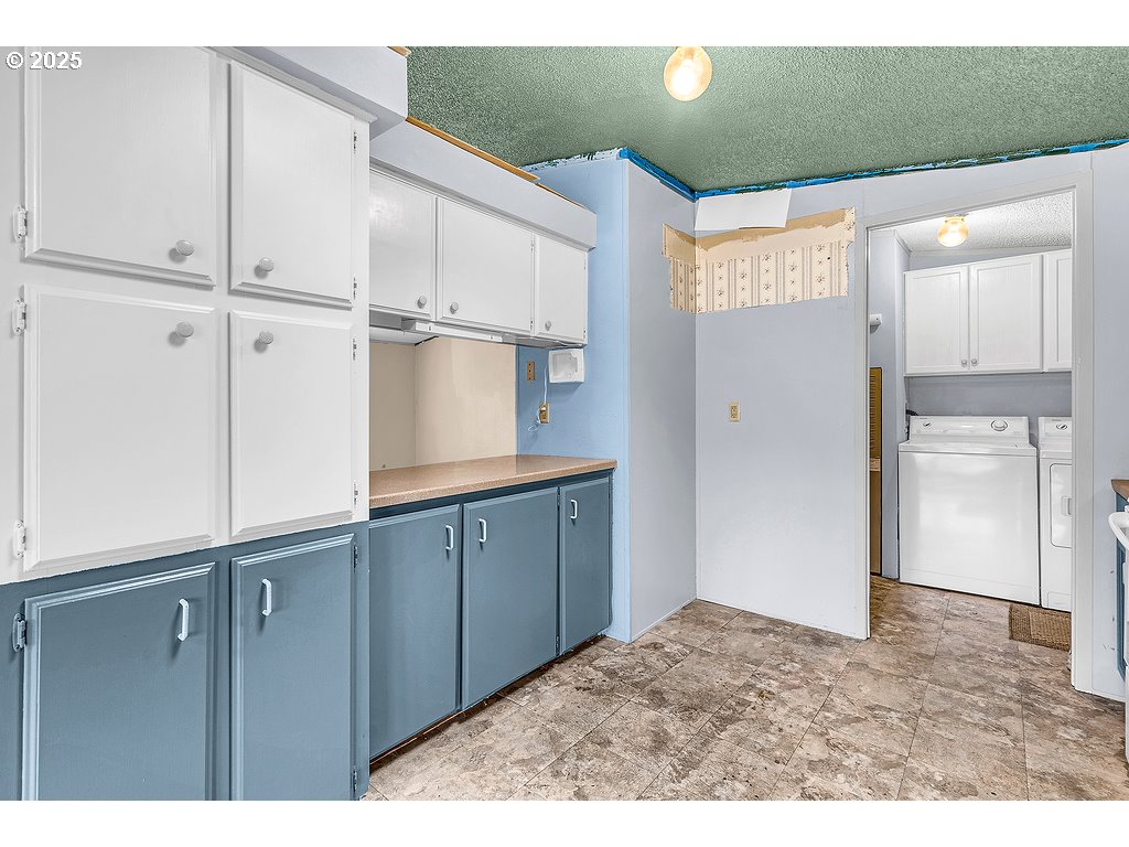 301 E COLUMBIA DR 66