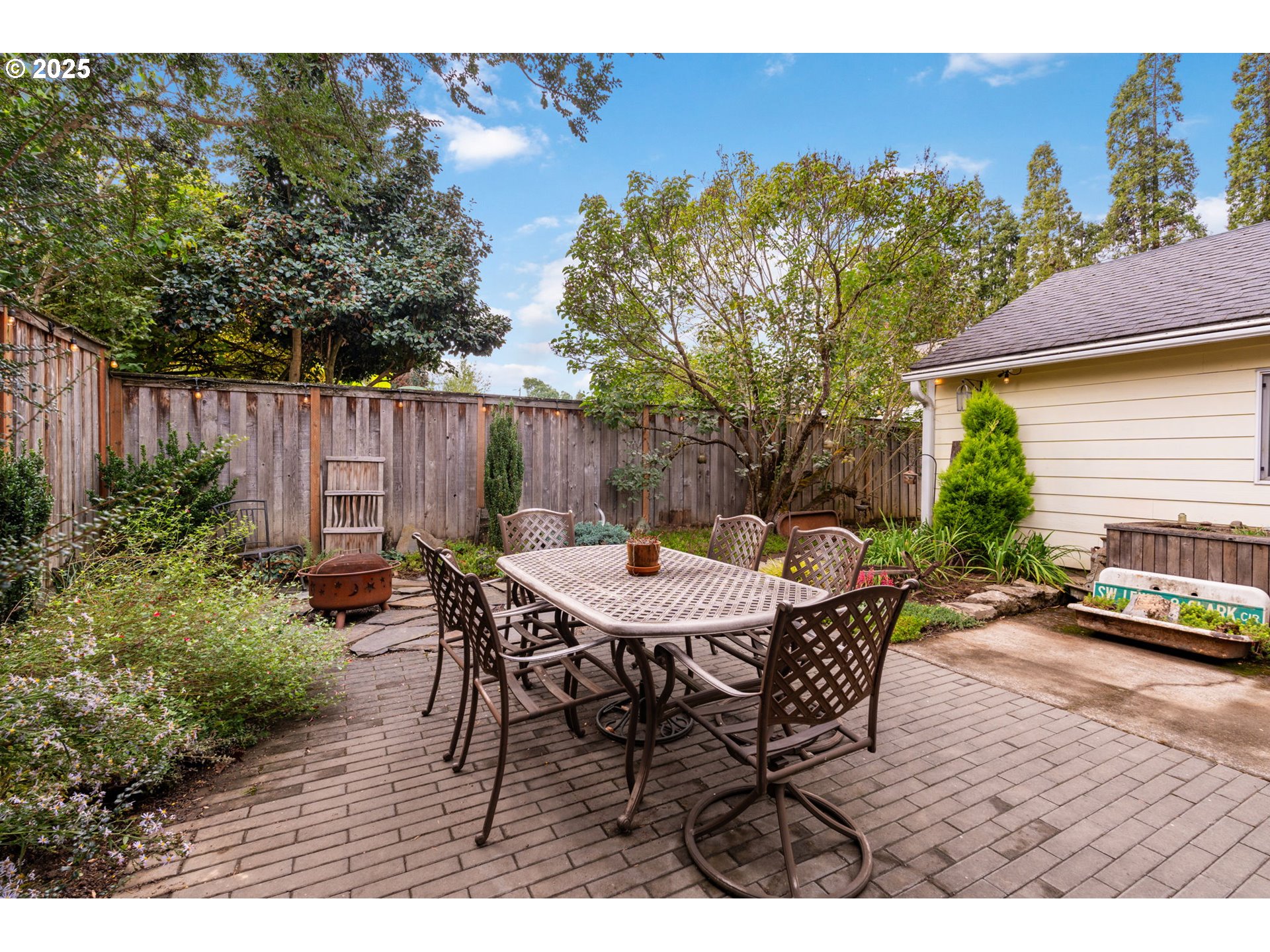 9342 N SAINT JOHNS AVE