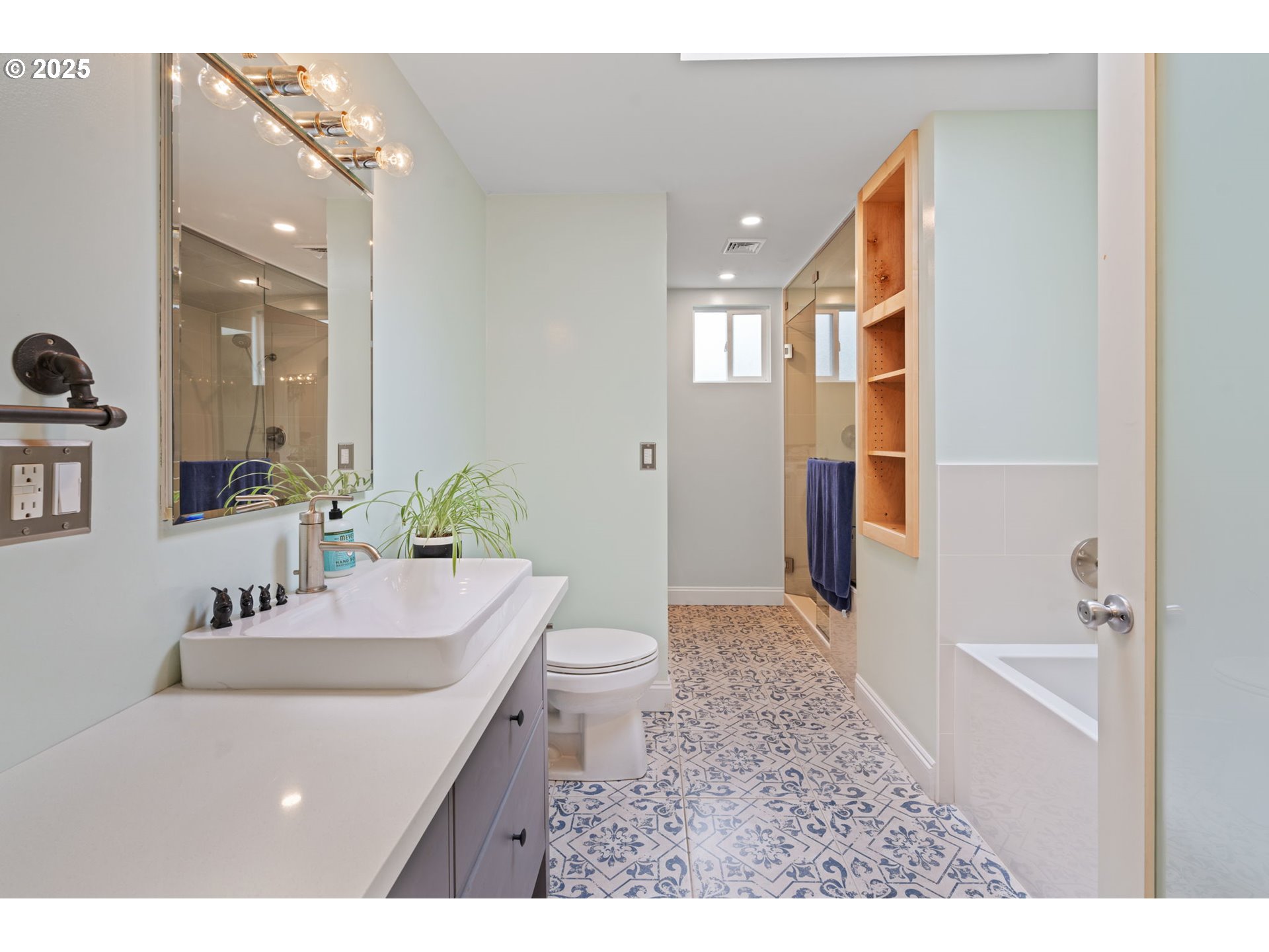 9342 N SAINT JOHNS AVE