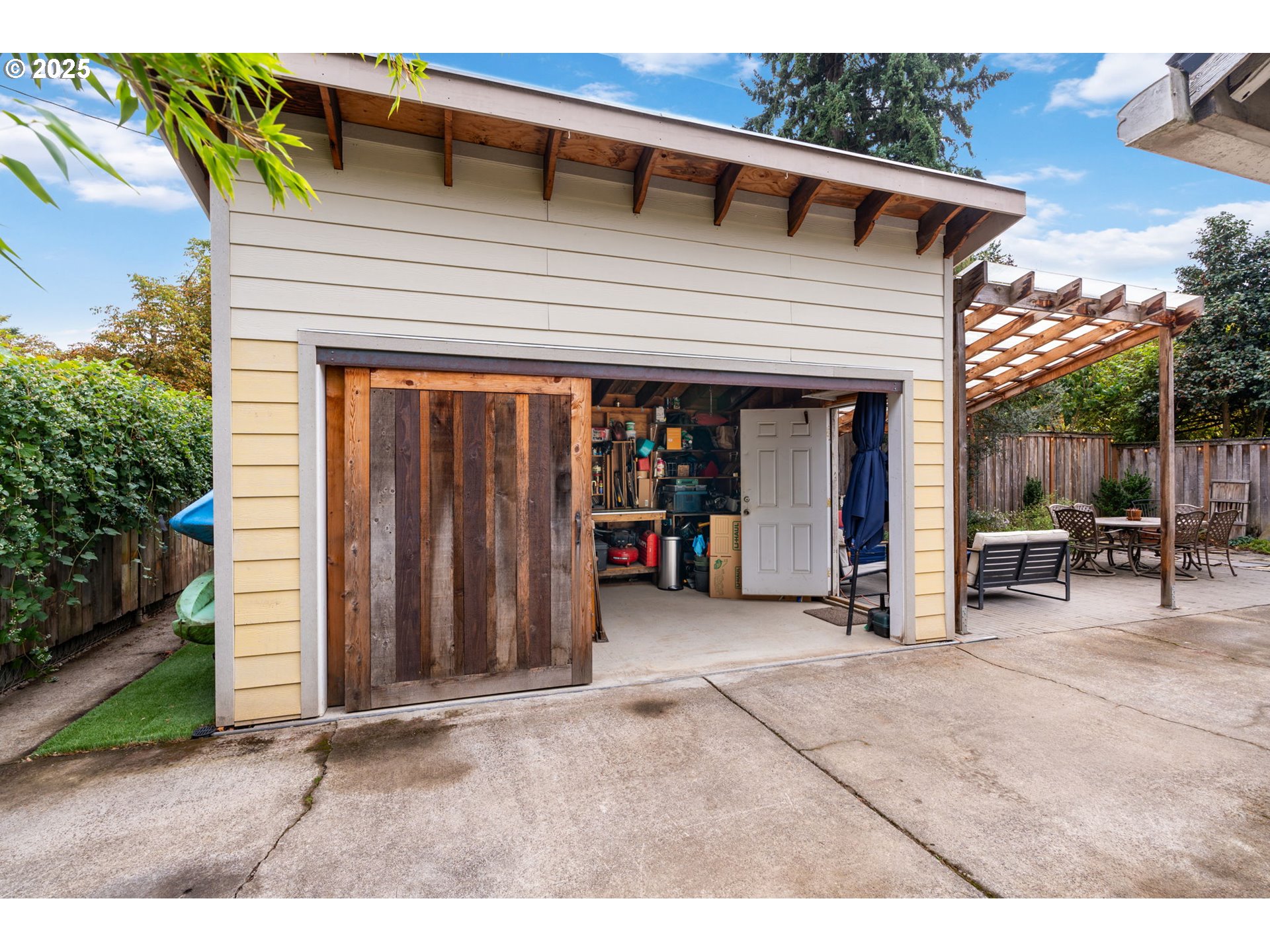 9342 N SAINT JOHNS AVE