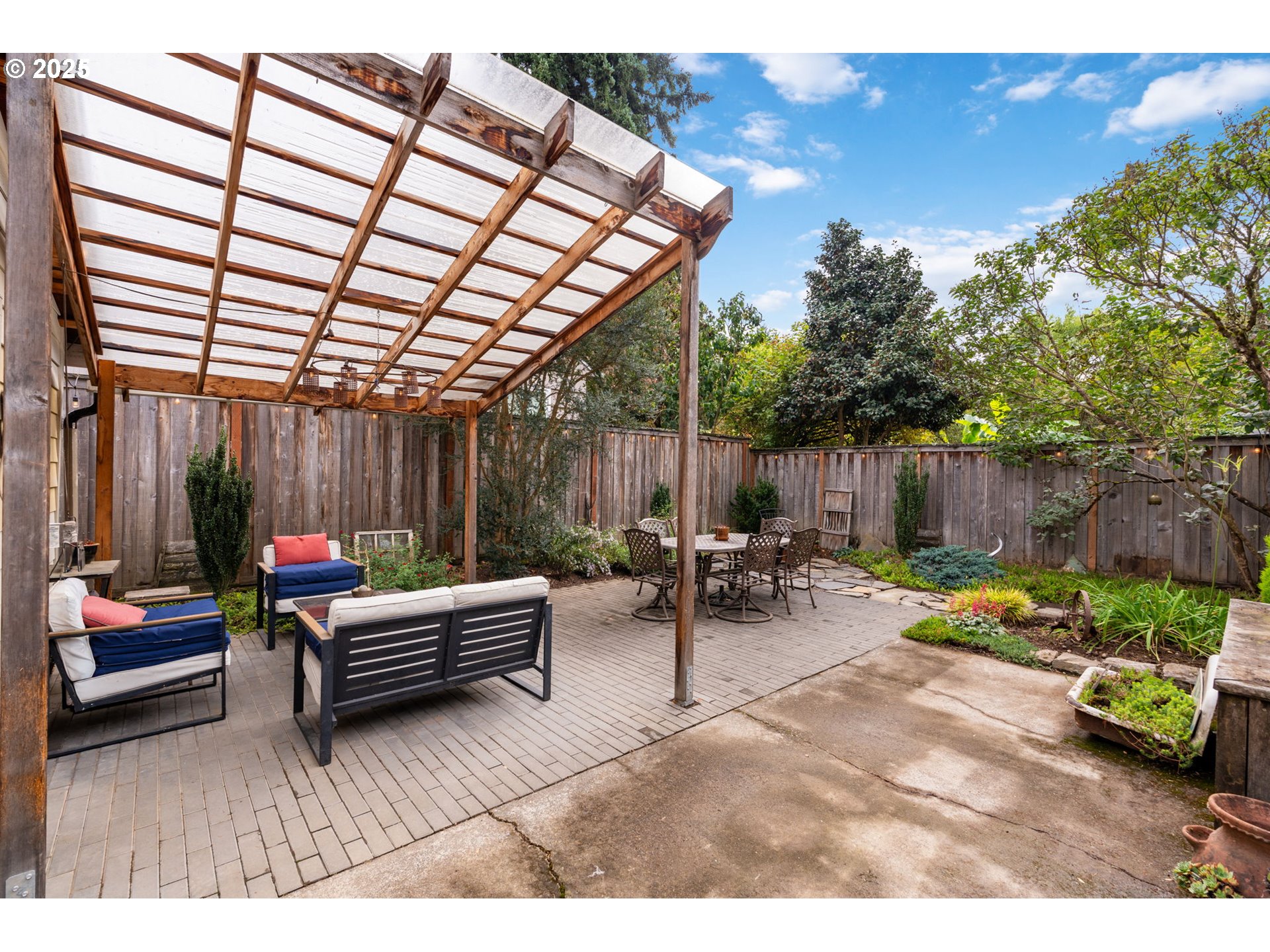 9342 N SAINT JOHNS AVE