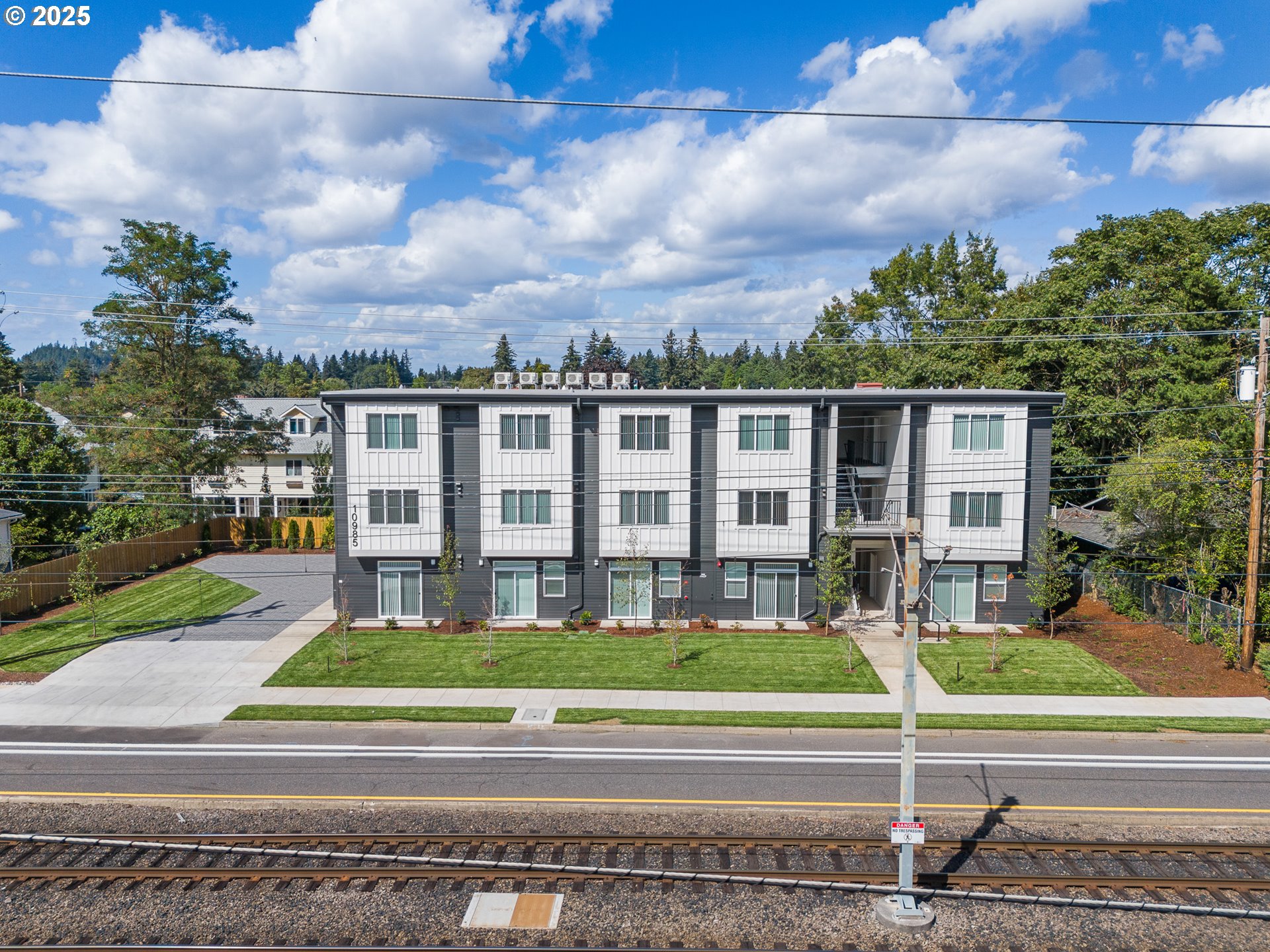 10985 E Burnside ST 3