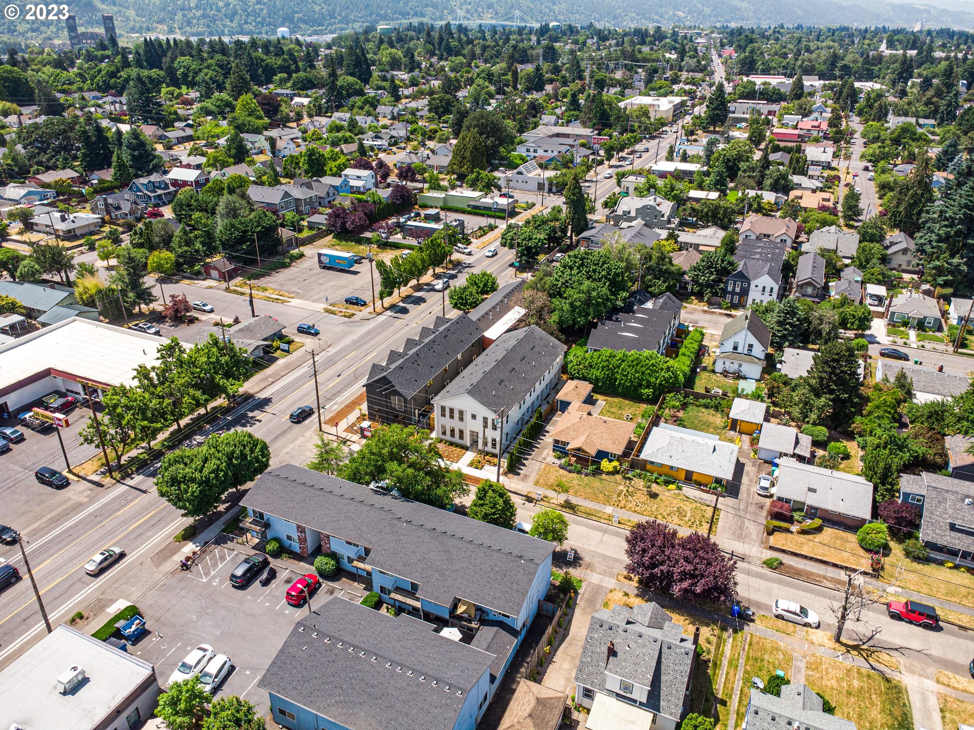 7513 N Clarendon AVE 1