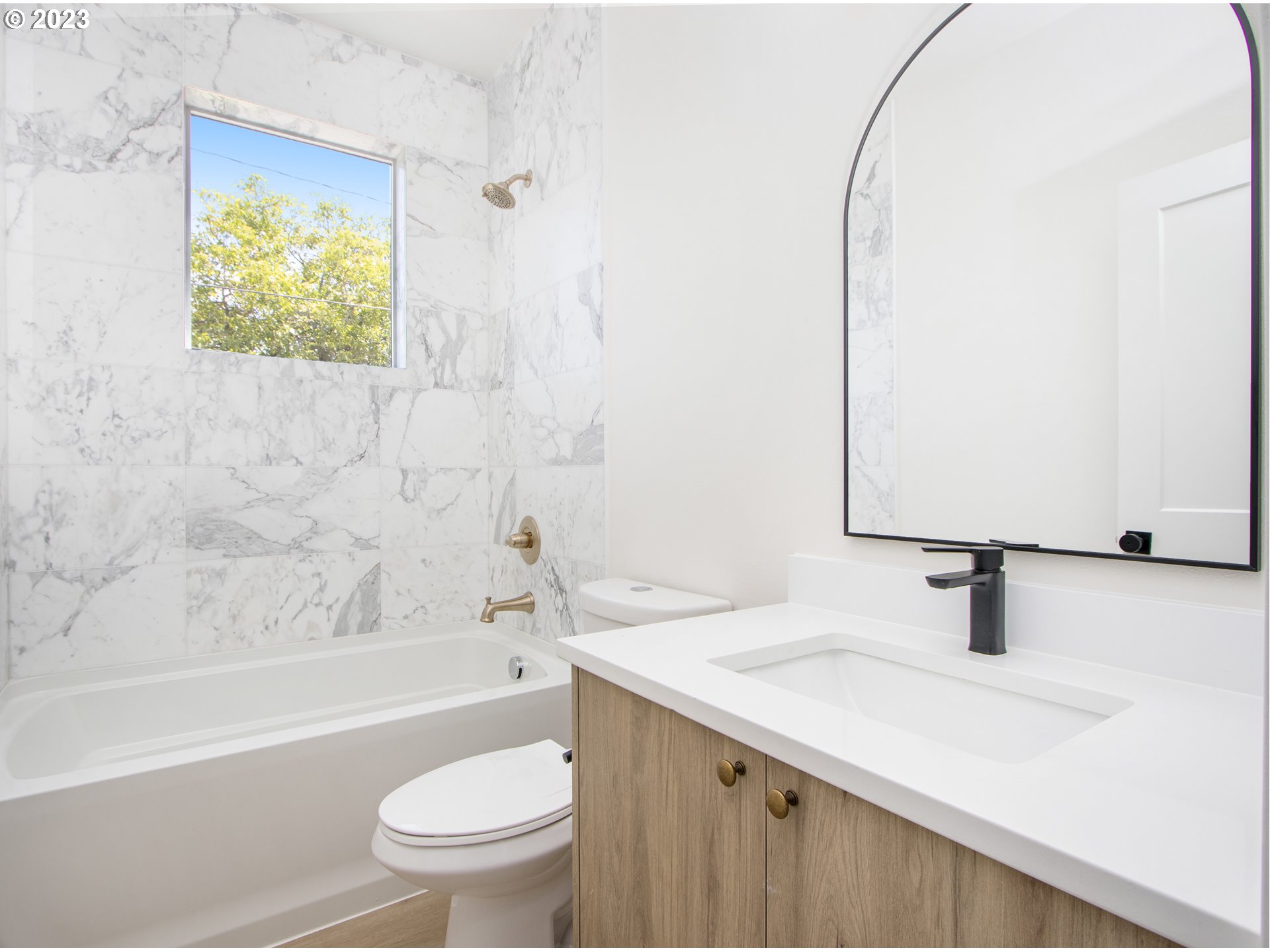 7513 N Clarendon AVE 1