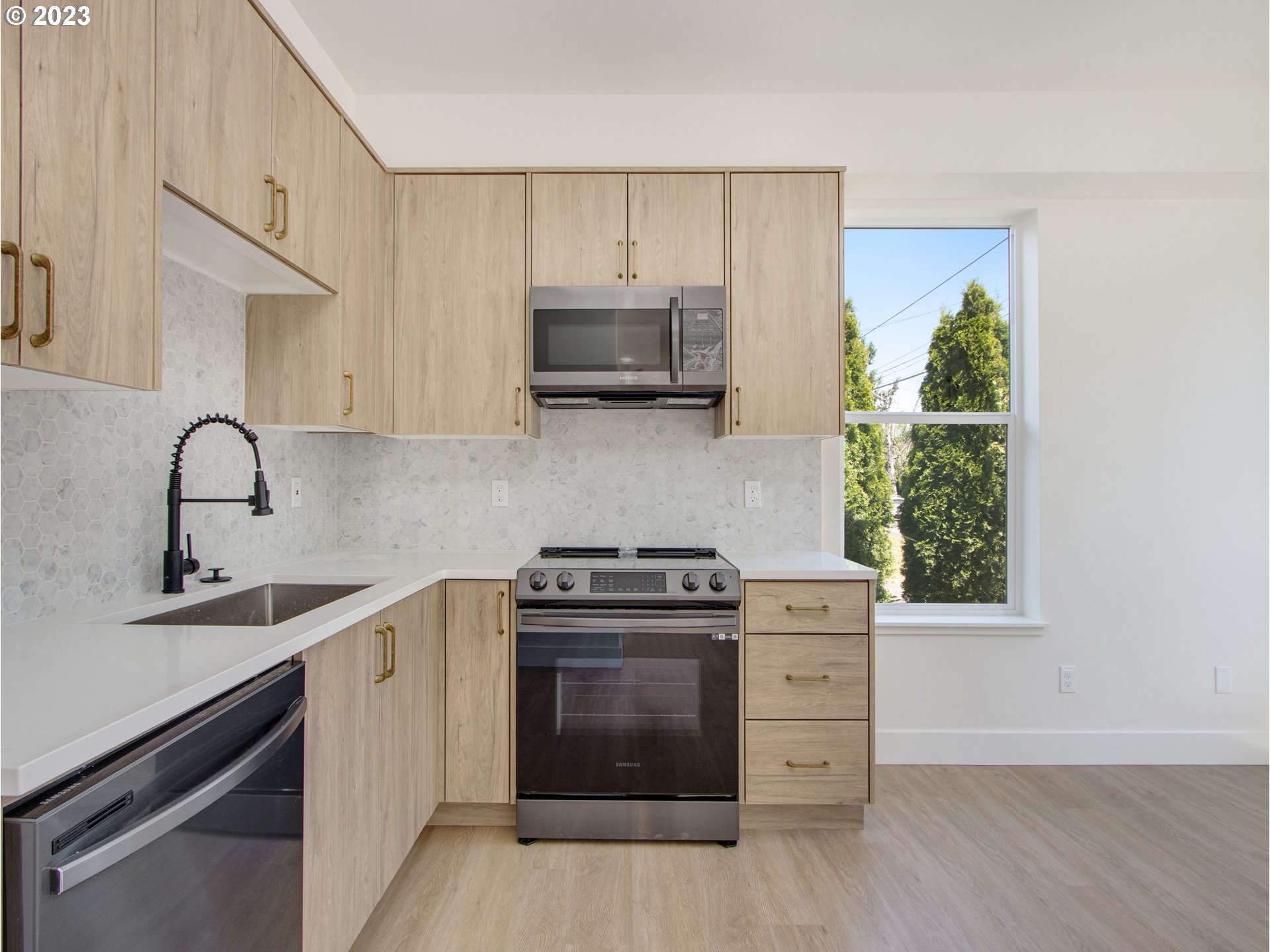 7513 N Clarendon AVE 1