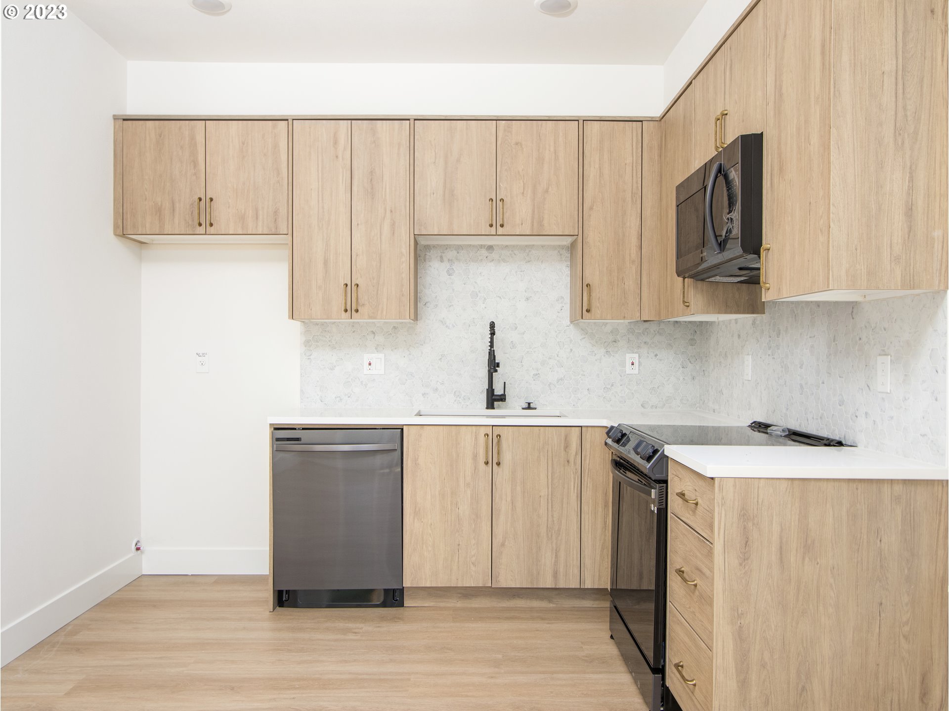 7513 N Clarendon AVE 1