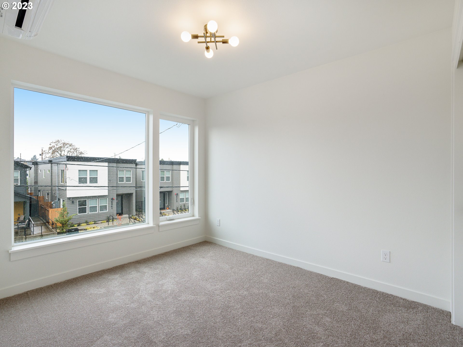 6826 N Montana AVE #5