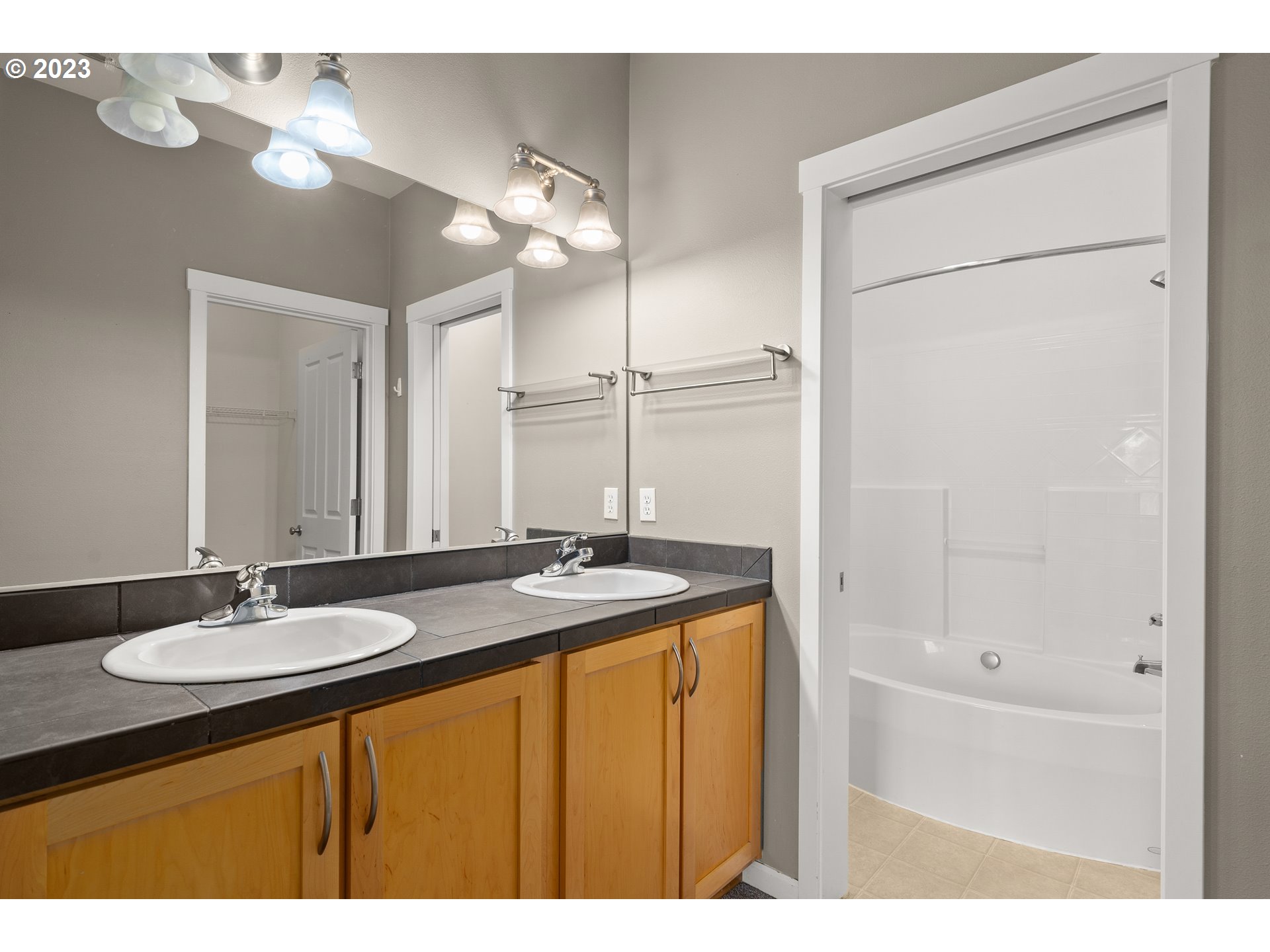 715 NW FALLING WATERS LN NW 404