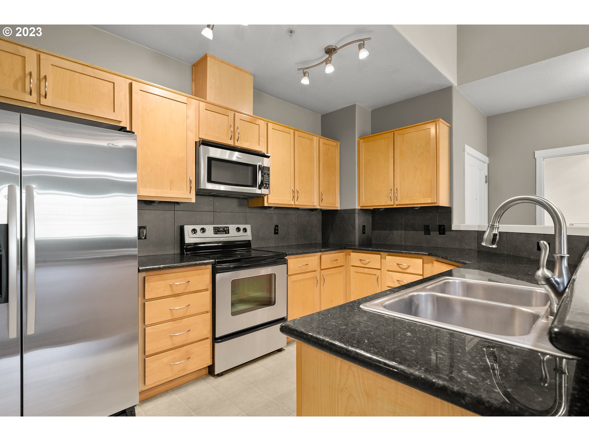 715 NW FALLING WATERS LN NW 404