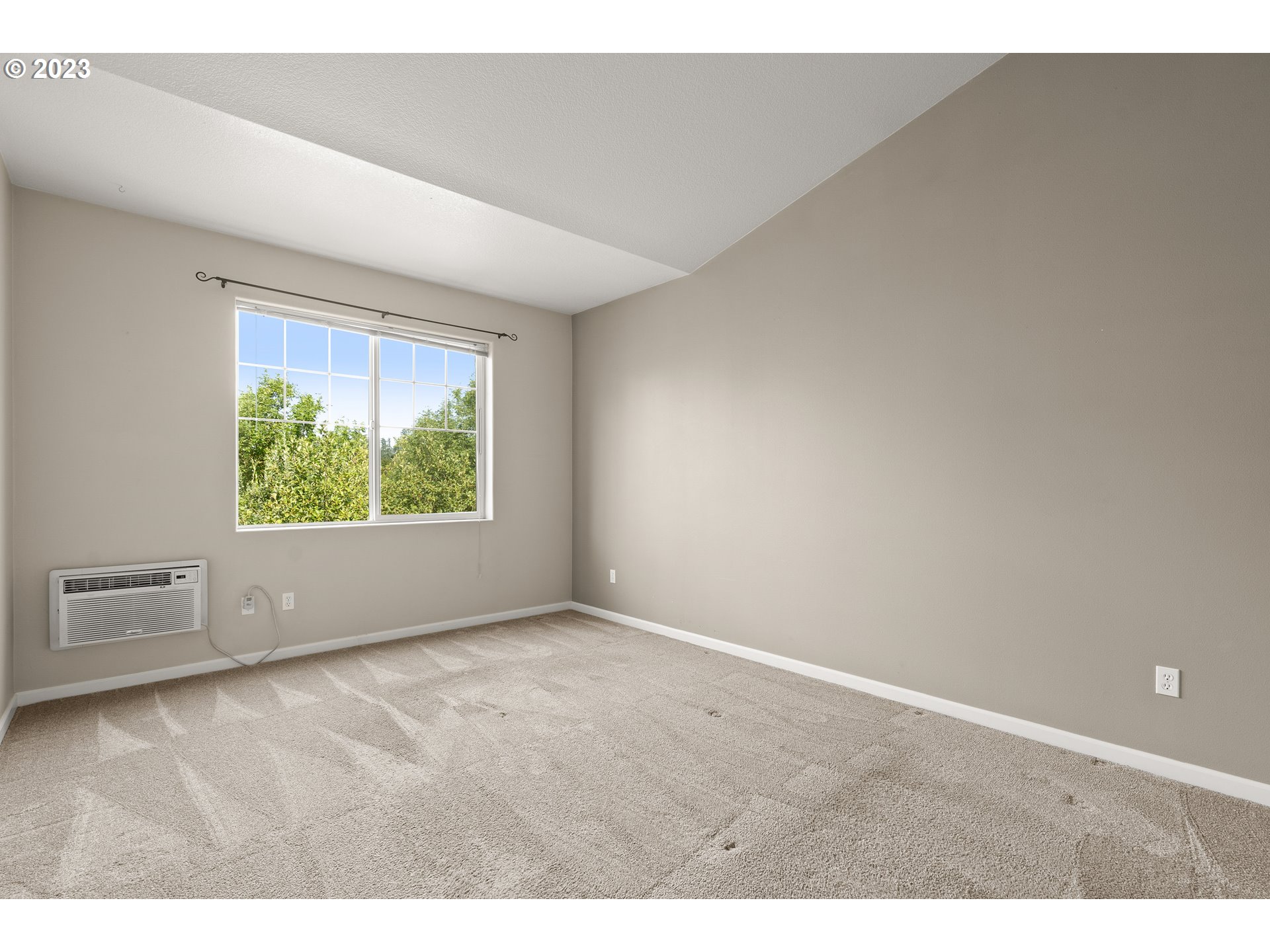 715 NW FALLING WATERS LN NW 404