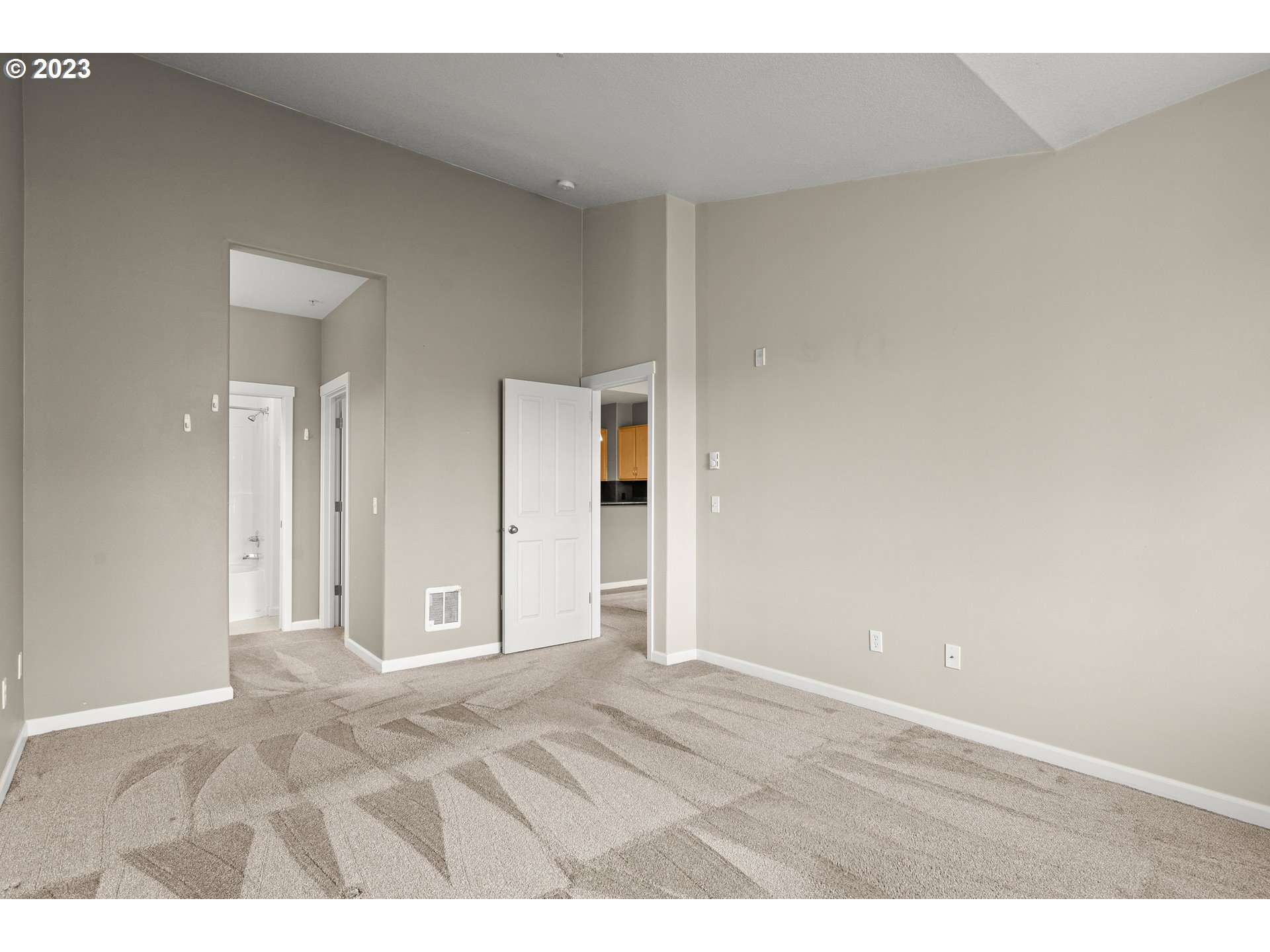 715 NW FALLING WATERS LN NW 404