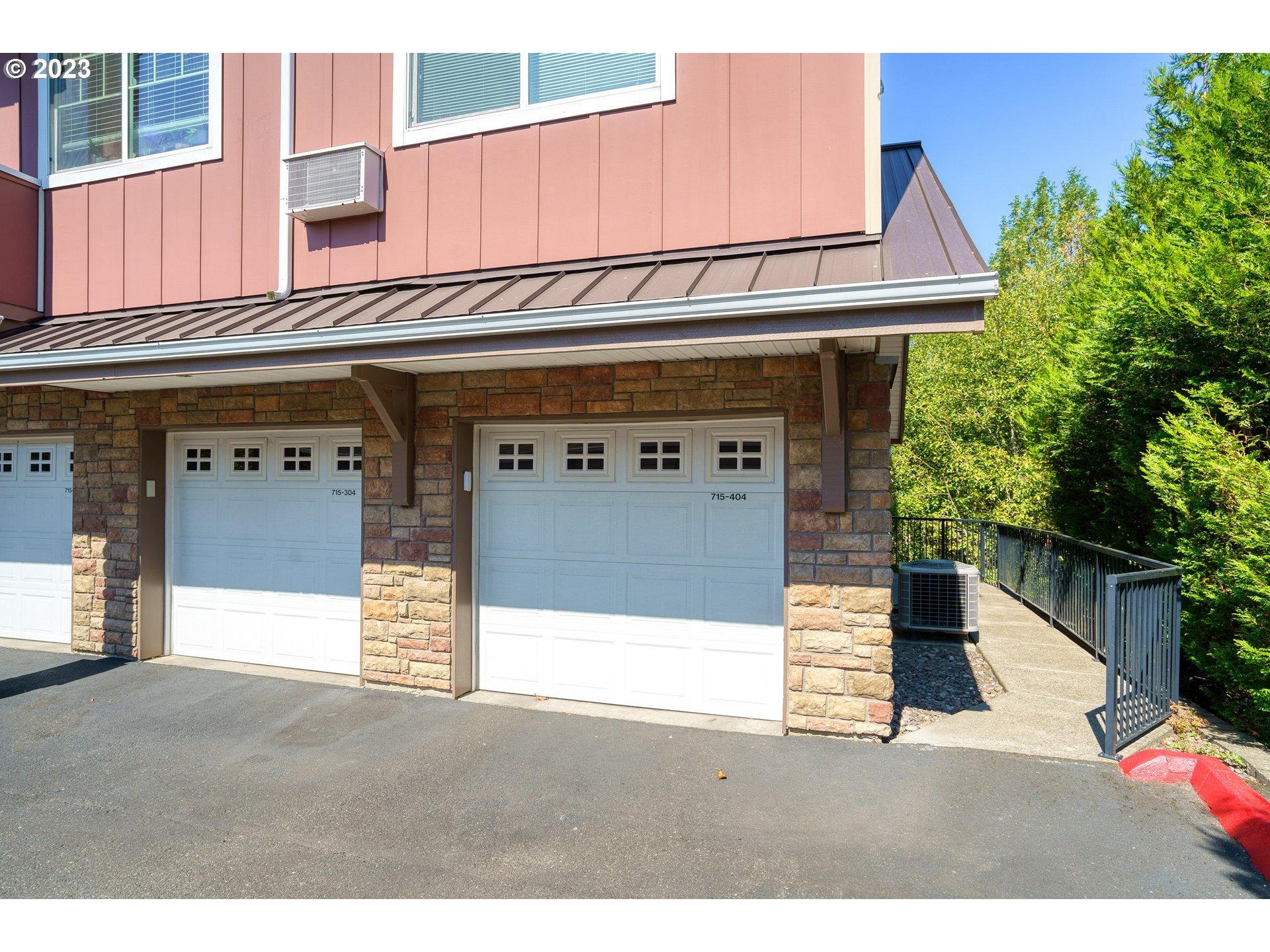 715 NW FALLING WATERS LN NW 404