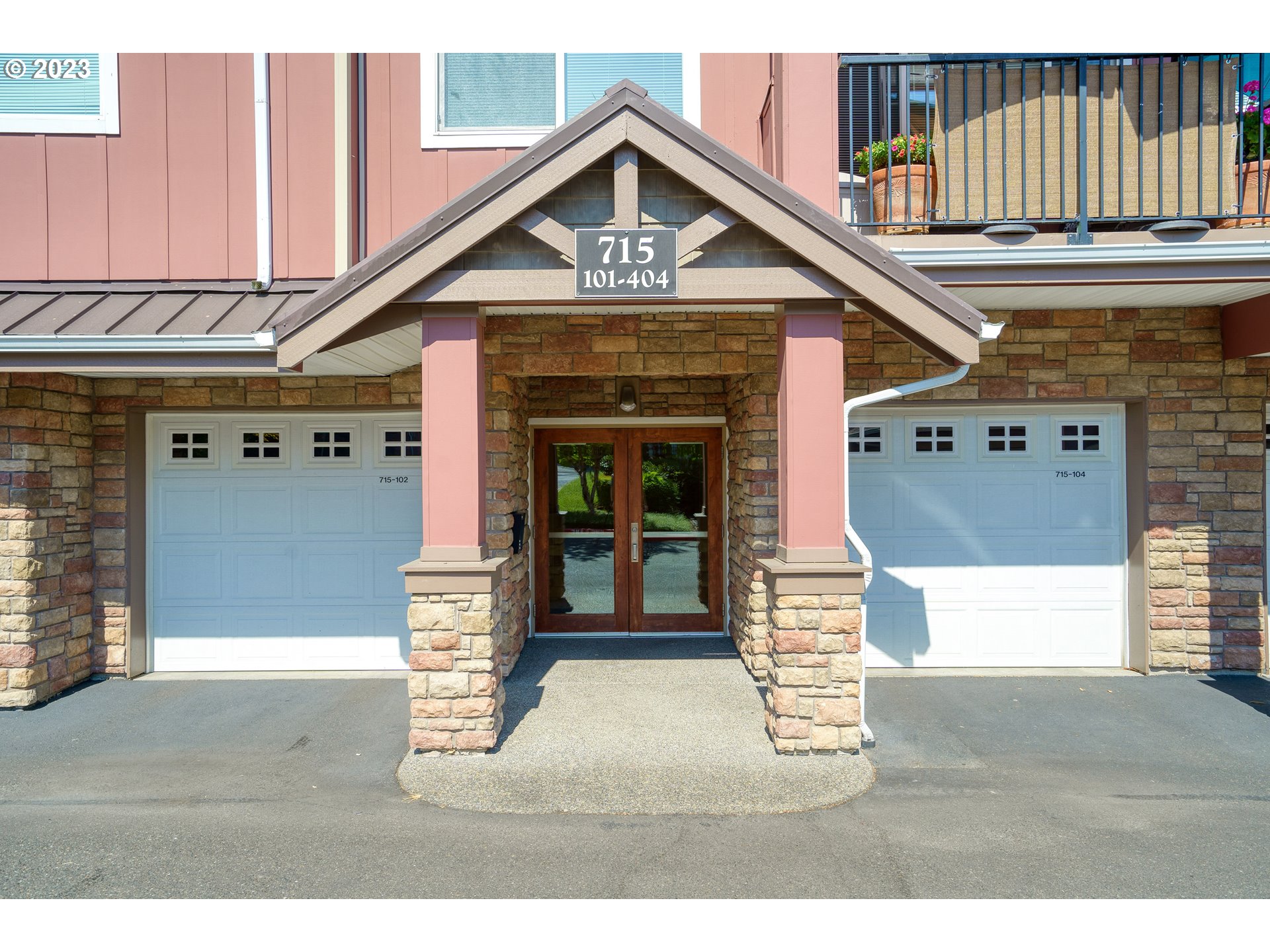 715 NW FALLING WATERS LN NW 404