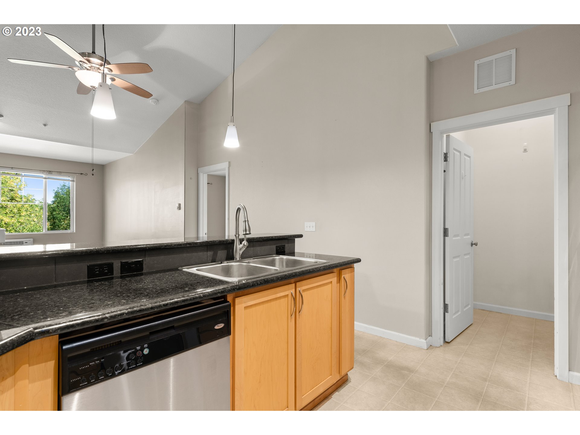 715 NW FALLING WATERS LN NW 404